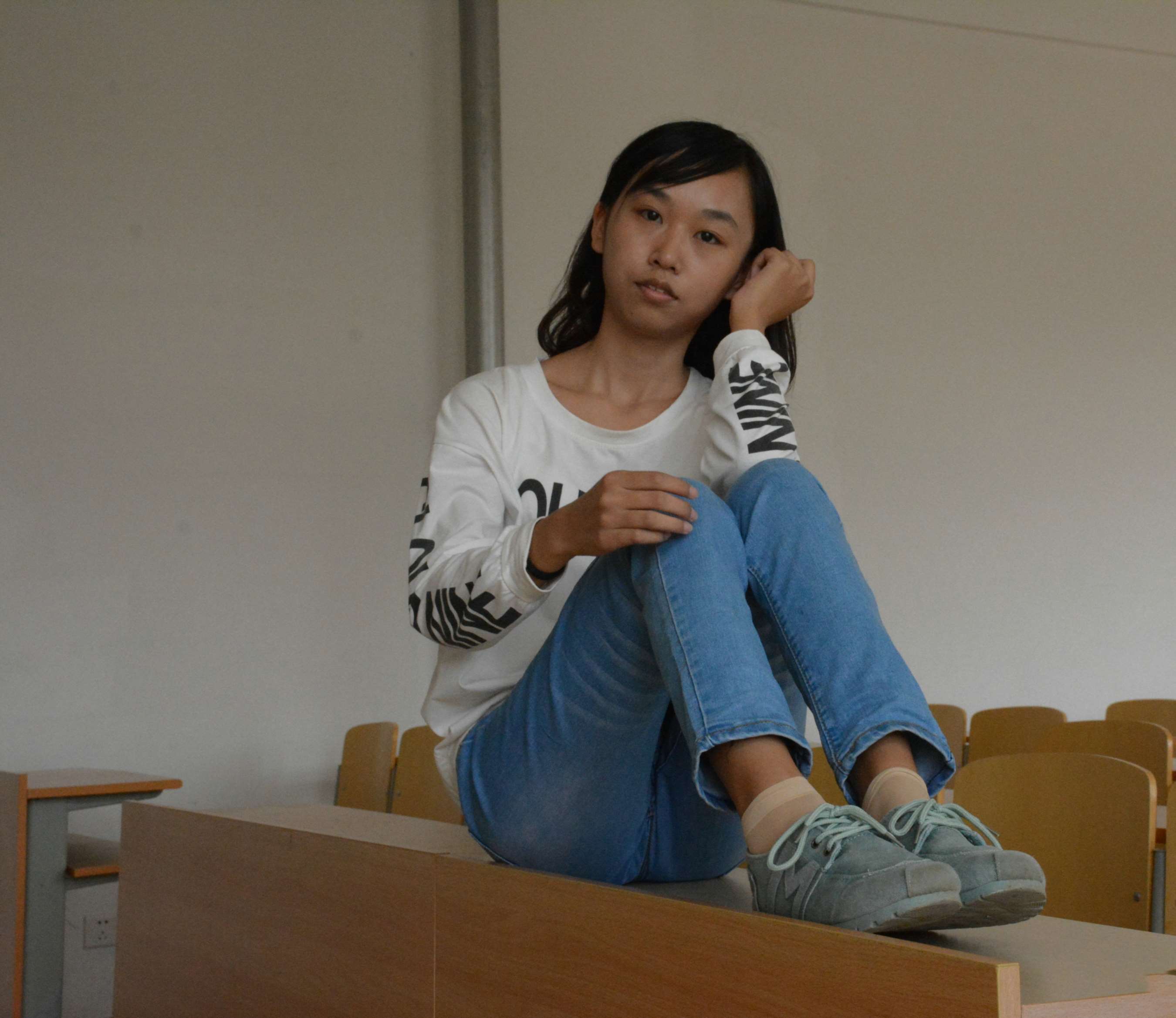 《程程课桌上展嫩足》作品图