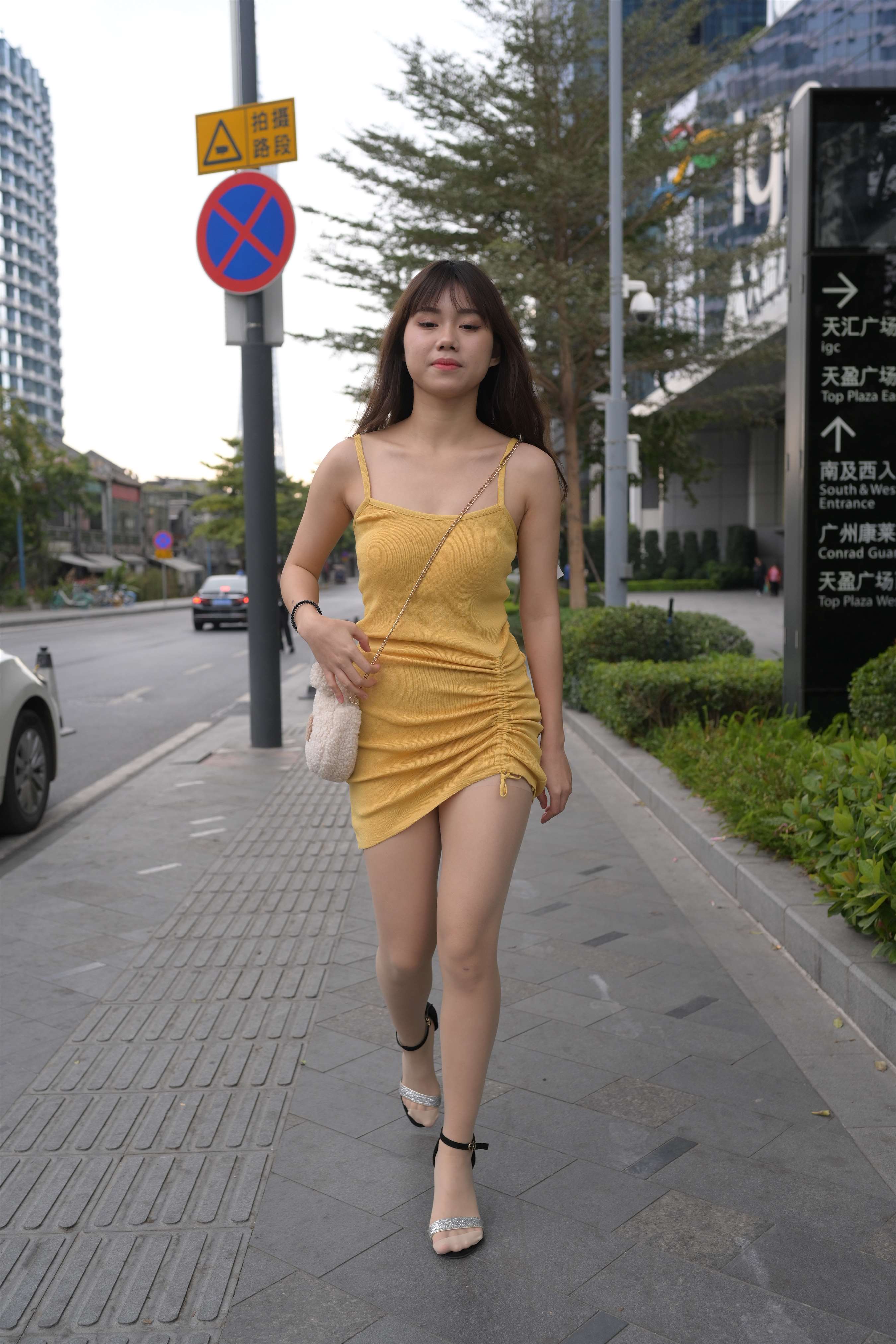 《黄色吊带高跟の丝足少女》作品图