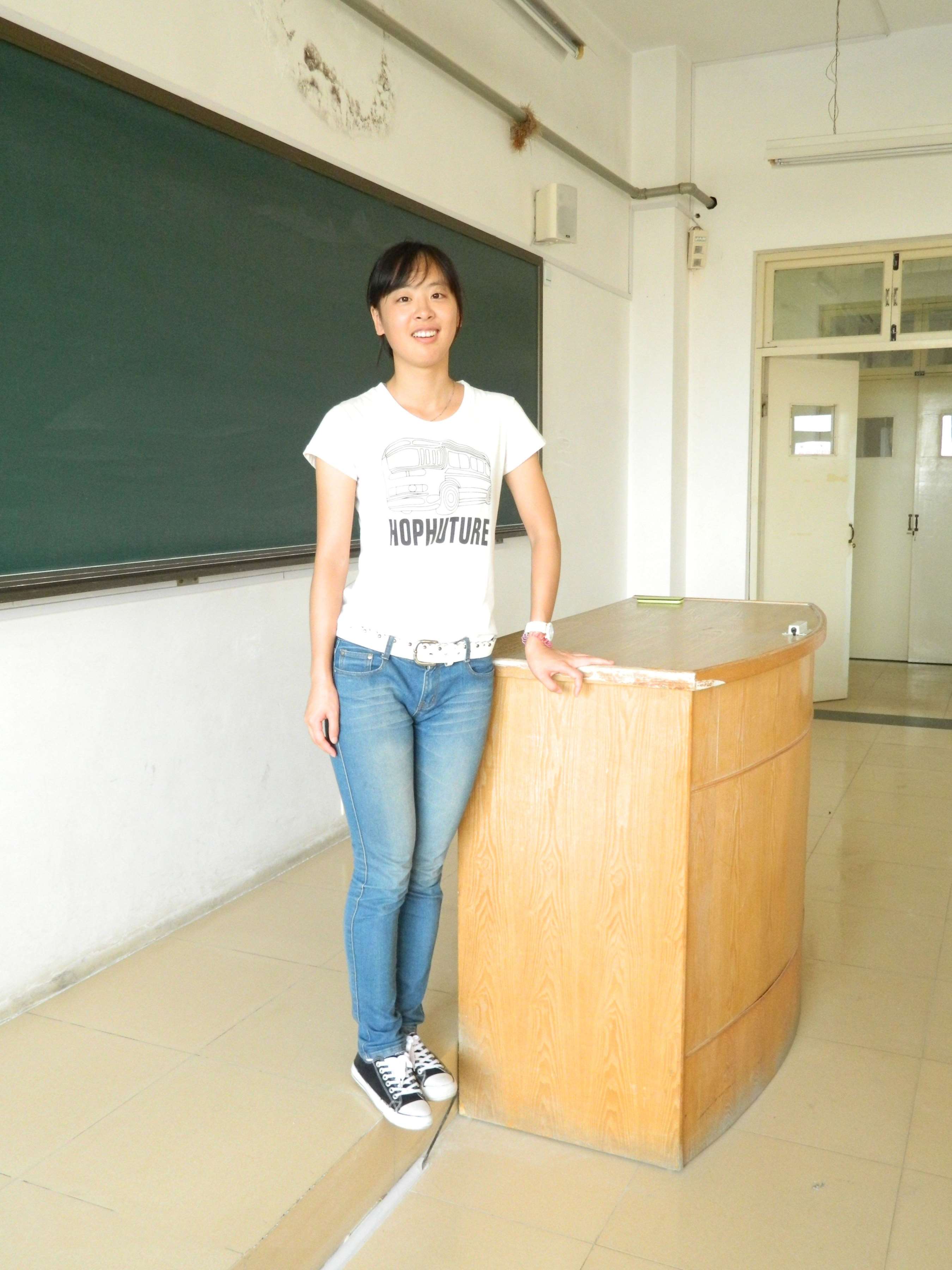 《倩倩师姐教室展示原味白袜脚》作品图