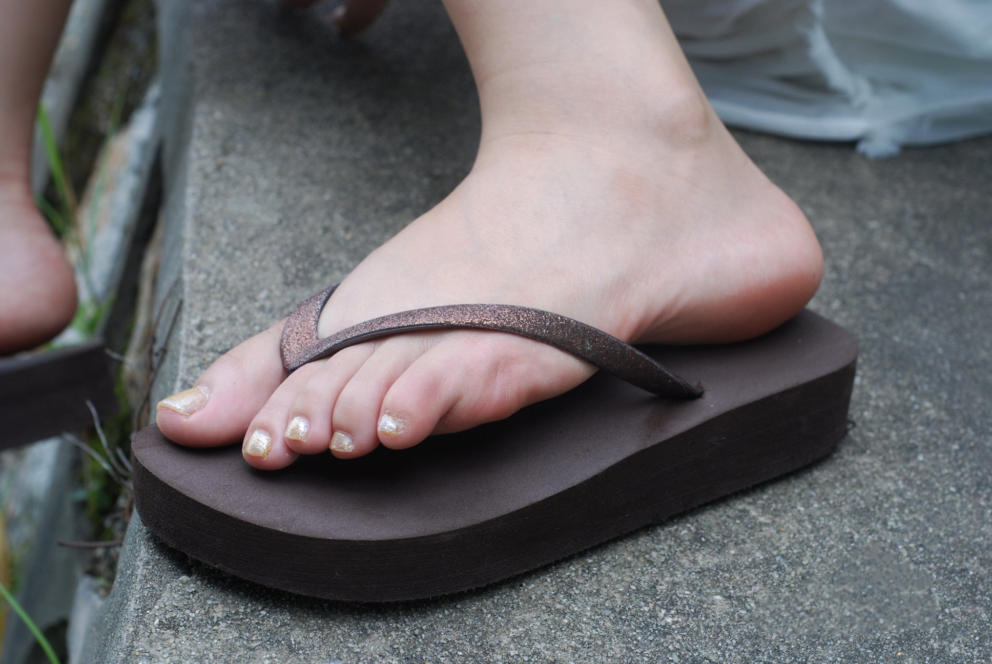 《人字拖赤足少女》作品图