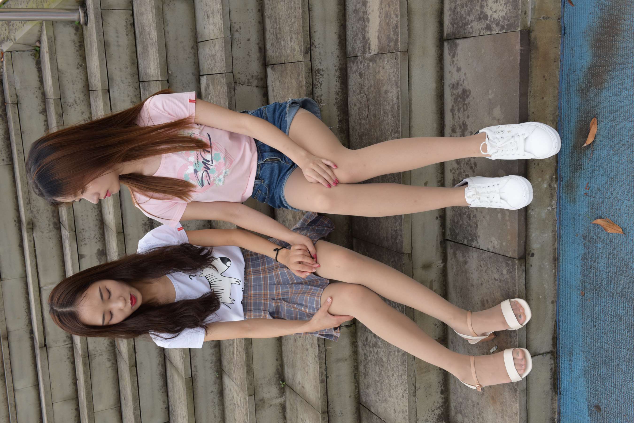 《双丝姐妹花校园操场互脚》作品图