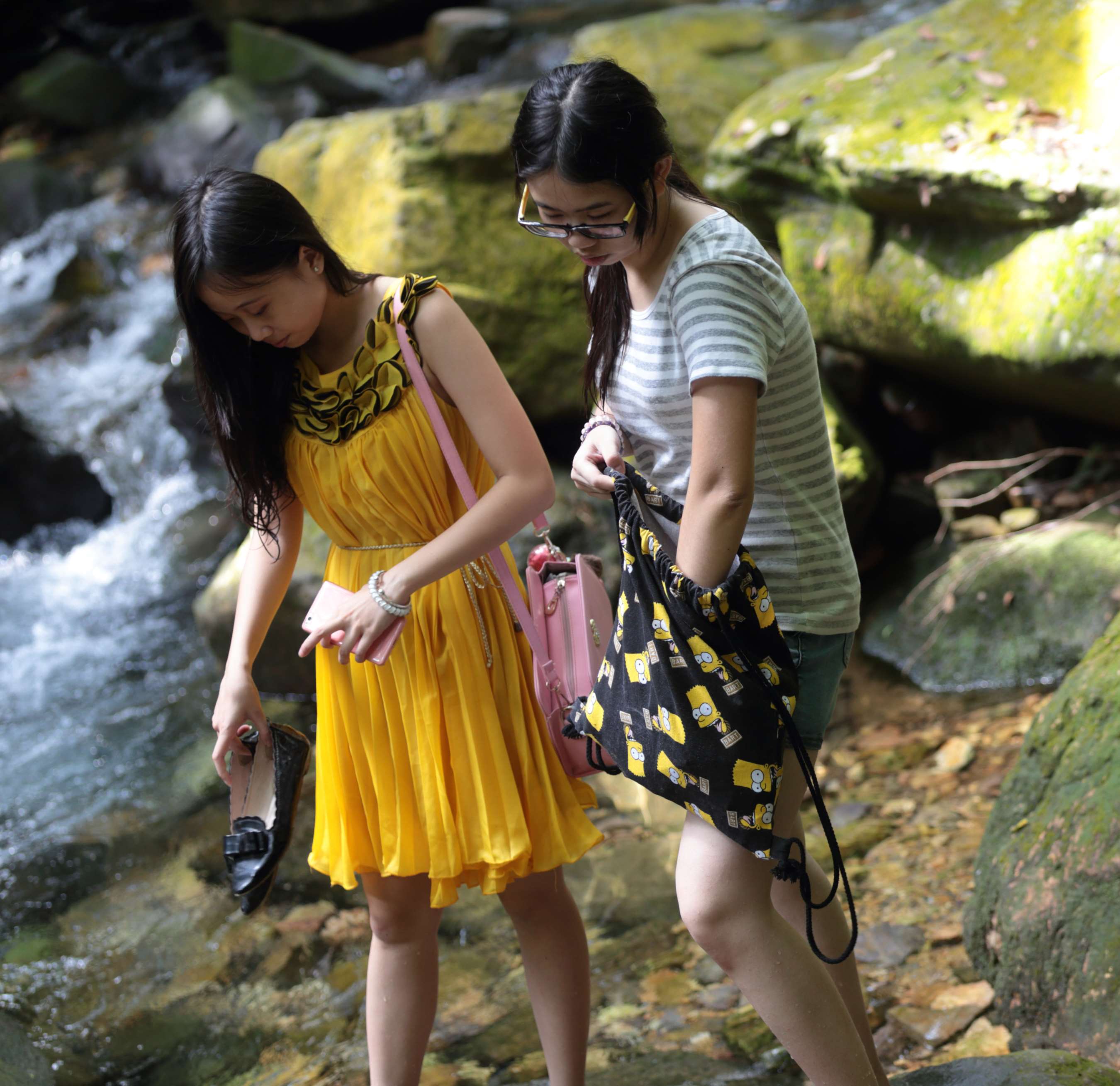 《两位19岁刚毕业的学妹，从帆布鞋脱出够白够性感》作品图