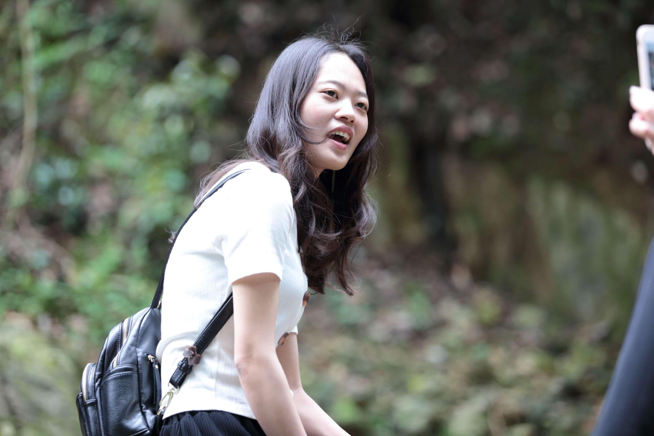 《两大学生 脱掉鞋露出玉足》作品图