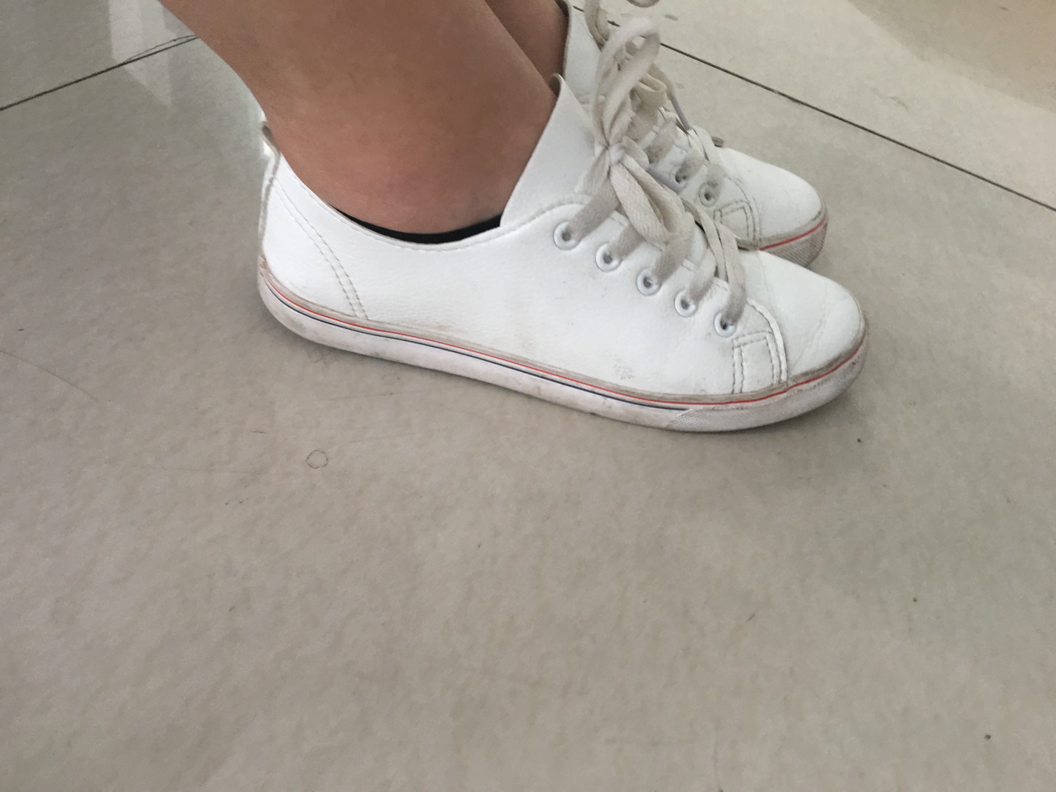 《波浪长发学妹的棉袜小脚》作品图