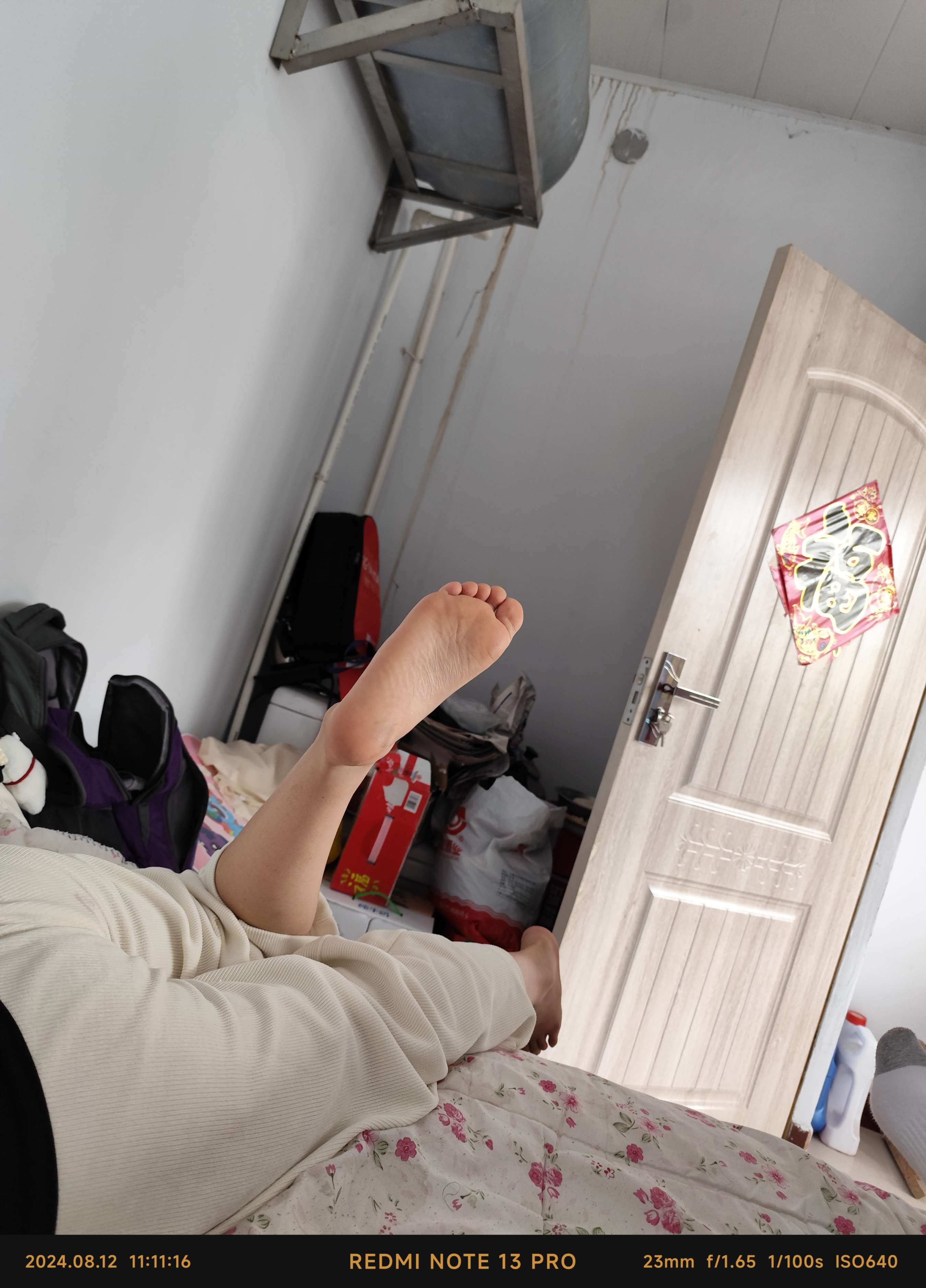 《高中妹妹熟睡偷偷tk嫩脚，玩弄裸足》作品图