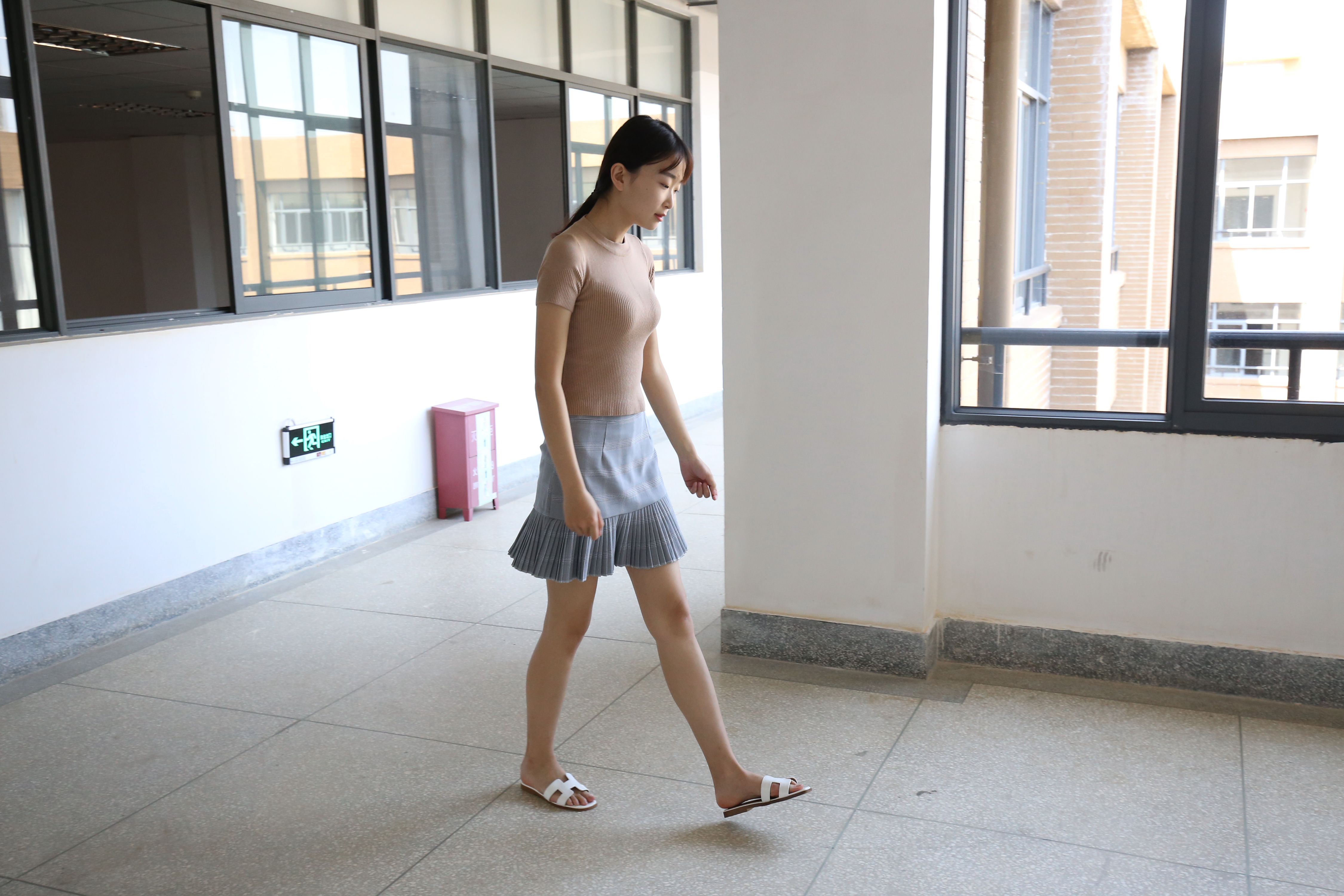 《教学楼里的裸足女生+视频一部》作品图