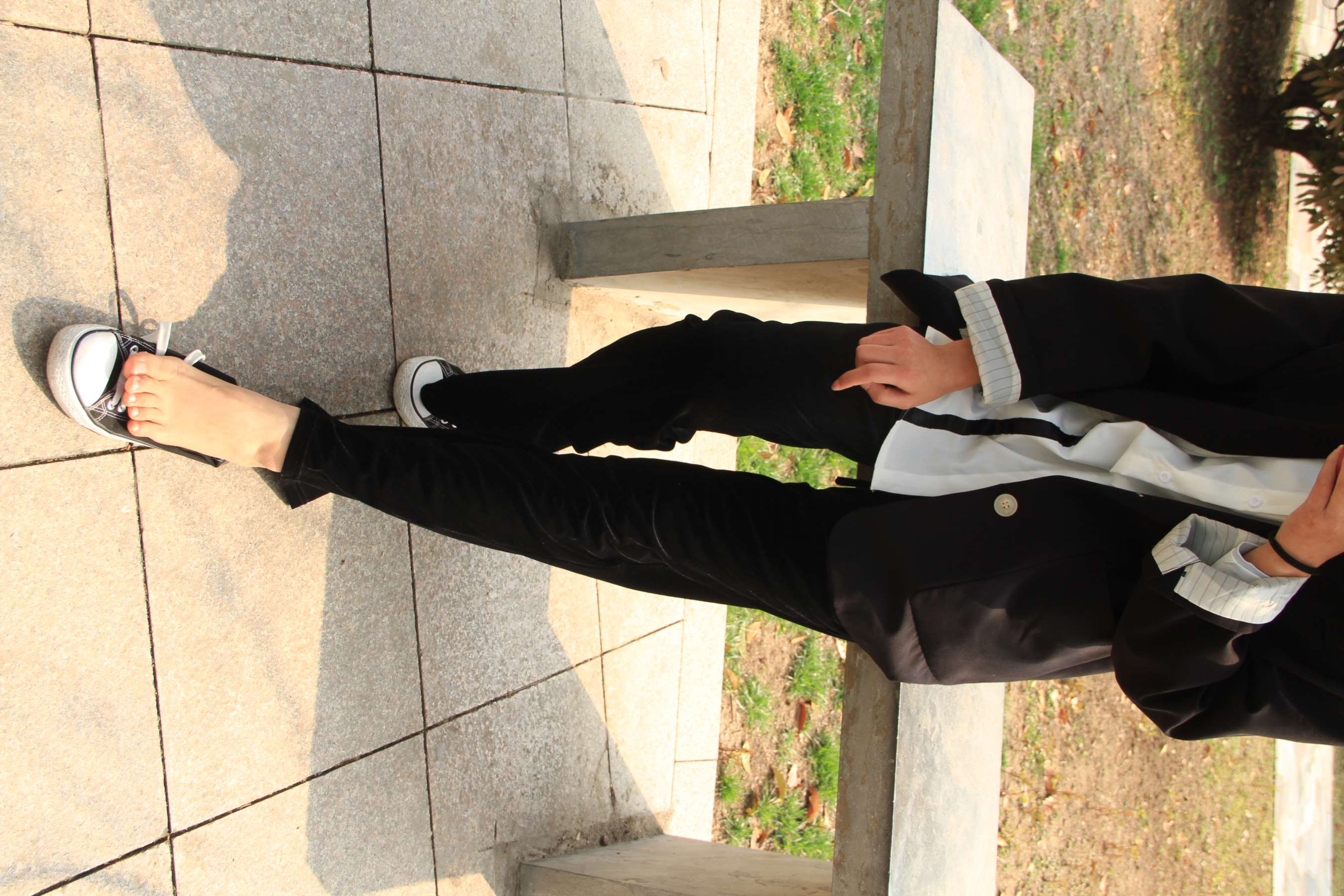 《光脚穿帆布鞋》作品图