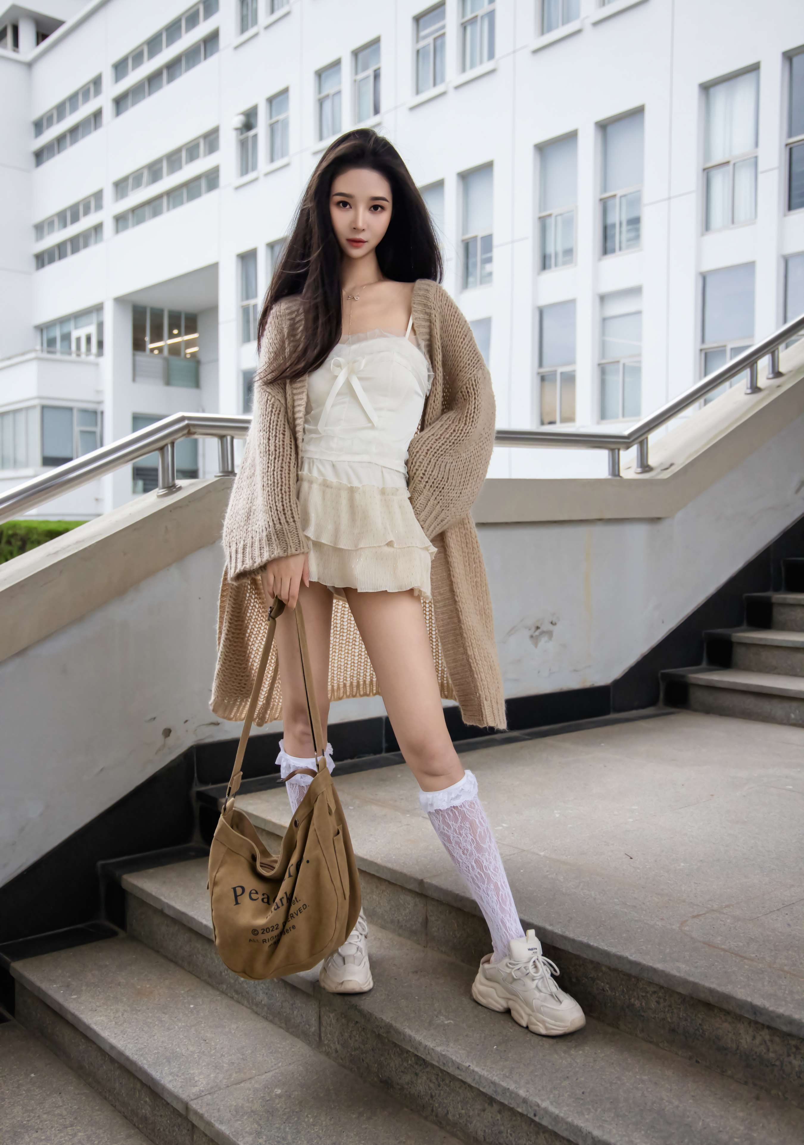 《南南-吊带运动鞋の白丝袜、裸足》作品图