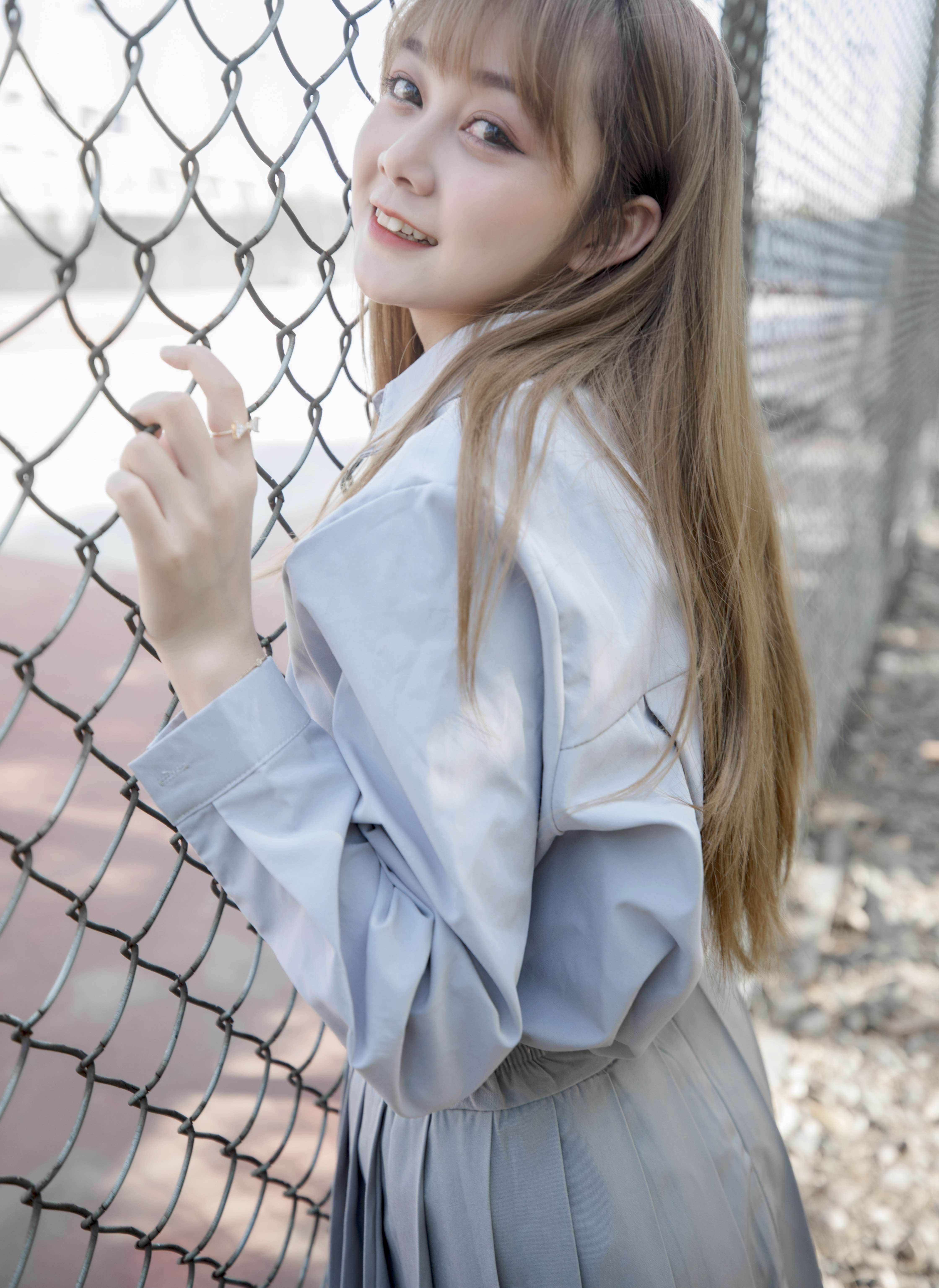 《衬衣运动鞋の丝足》作品图