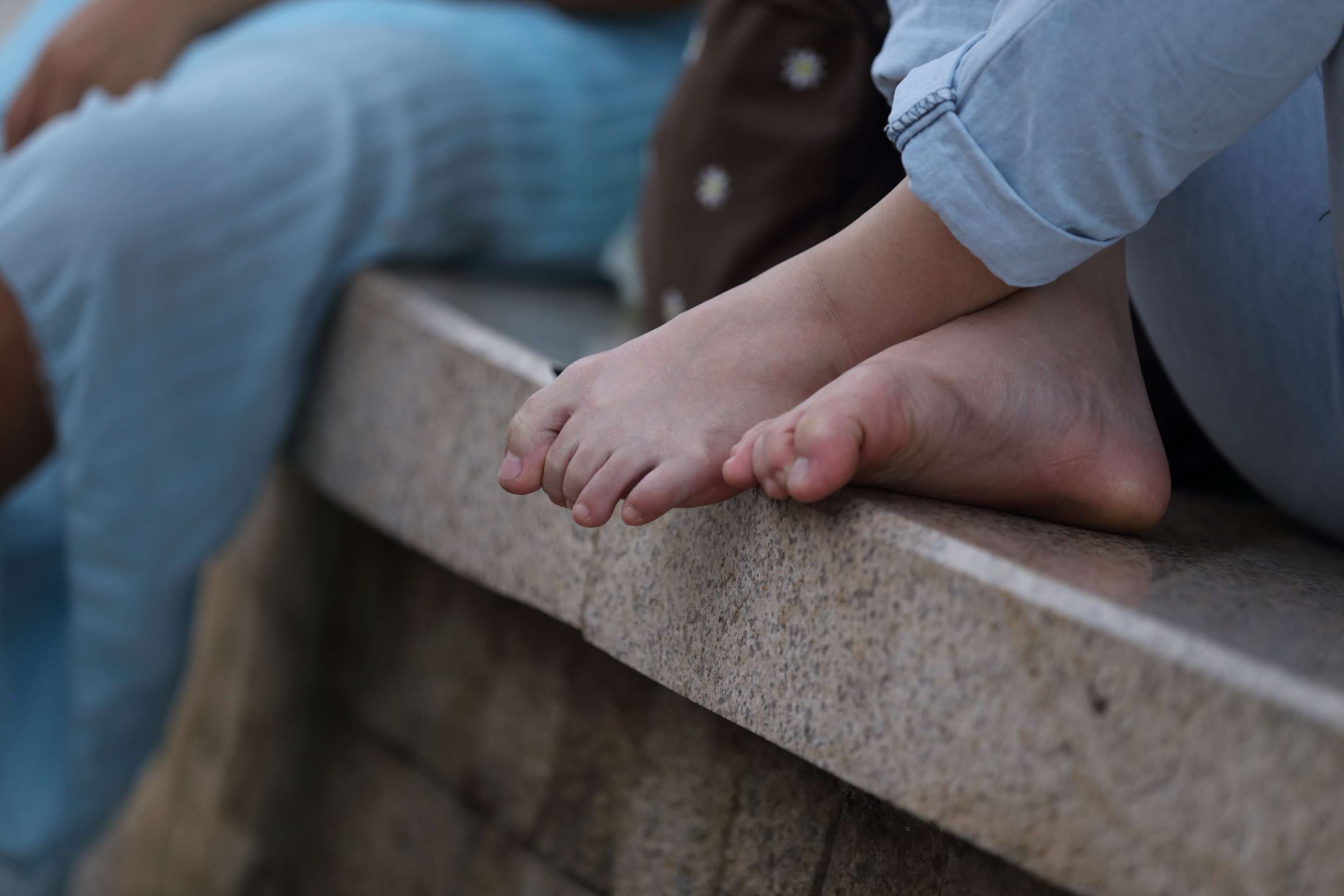 《可爱的眼镜妹-赤脚盘坐大显水润玉足》作品图