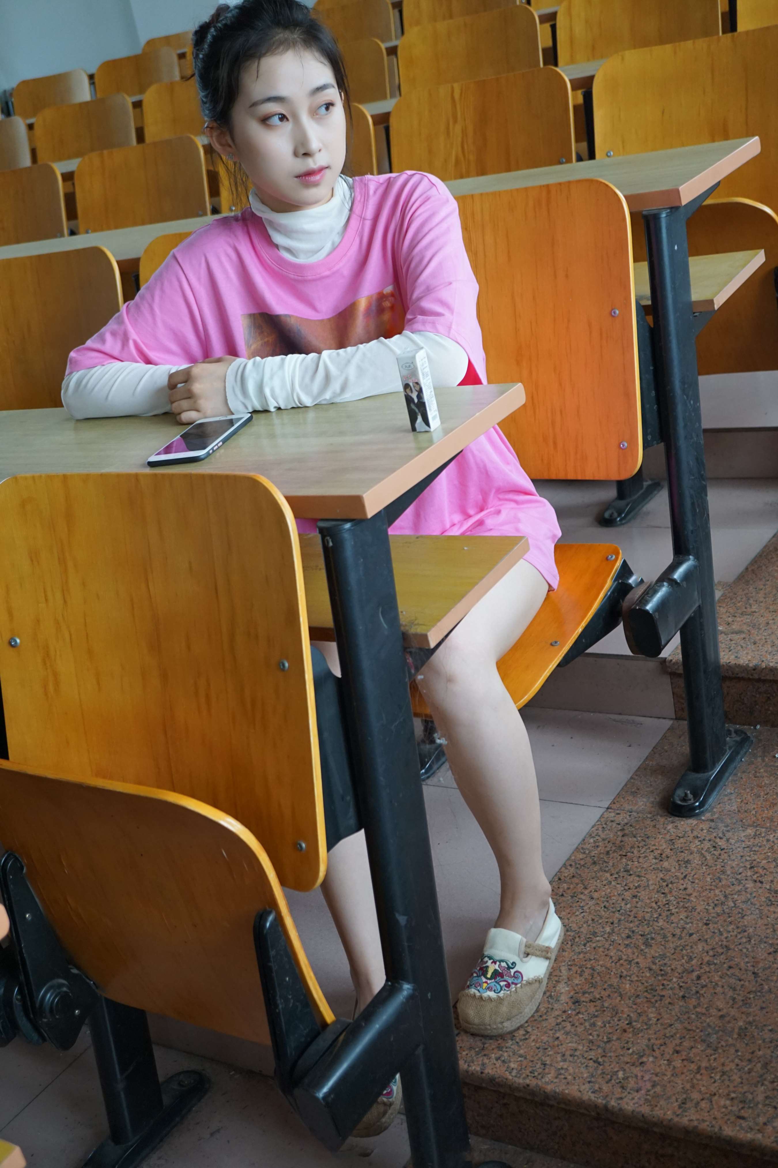 《陈思思 教室棉袜の嫩足》作品图