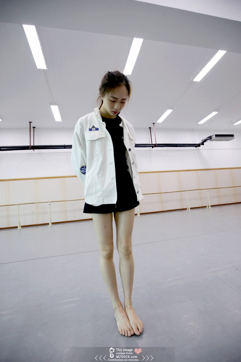 《舞蹈房里的长腿裸足诱惑》作品图