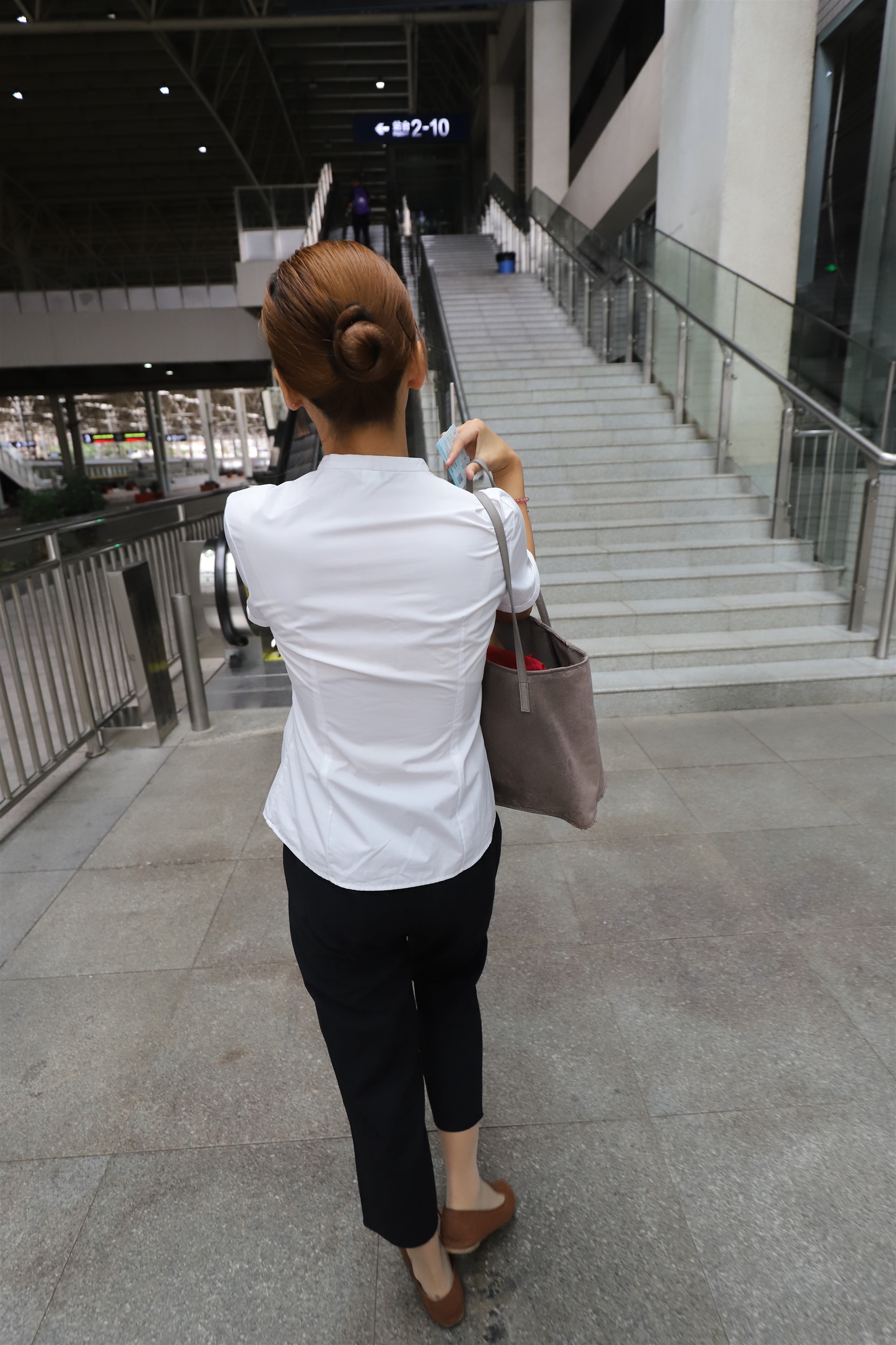 《赶火车的小姐姐+7个视频》作品图