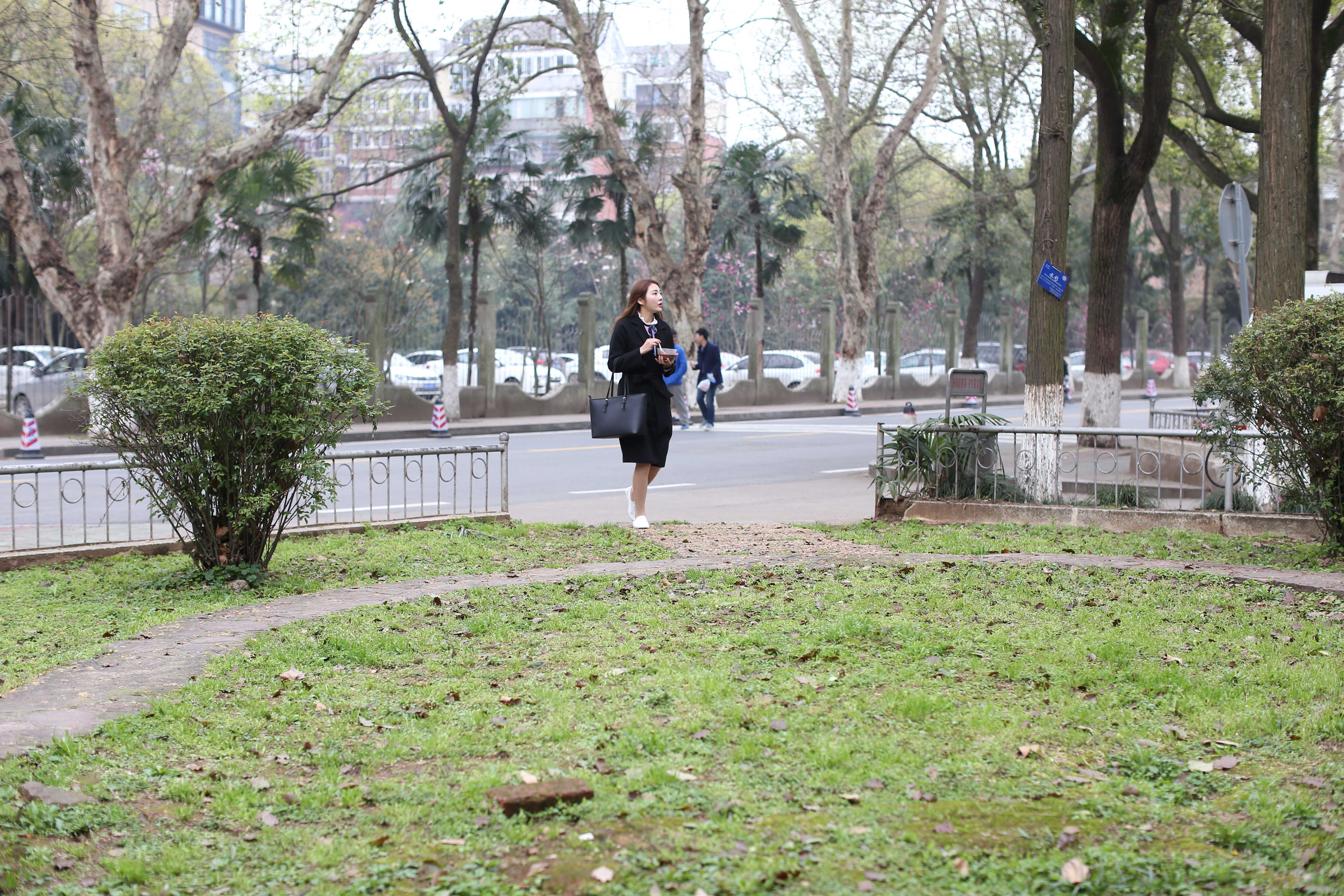 《街头越拍大长腿丝袜脚丫》作品图