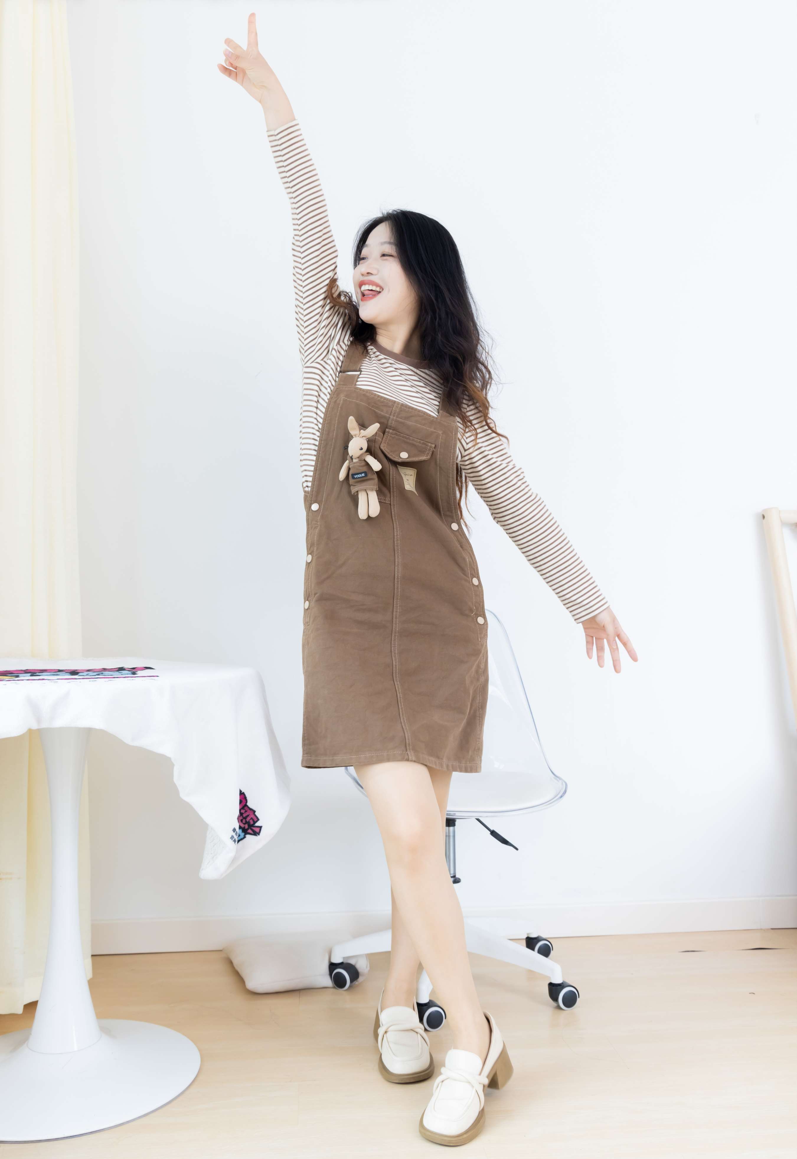 《小紫-皮鞋、薄肉丝大腿袜》作品图