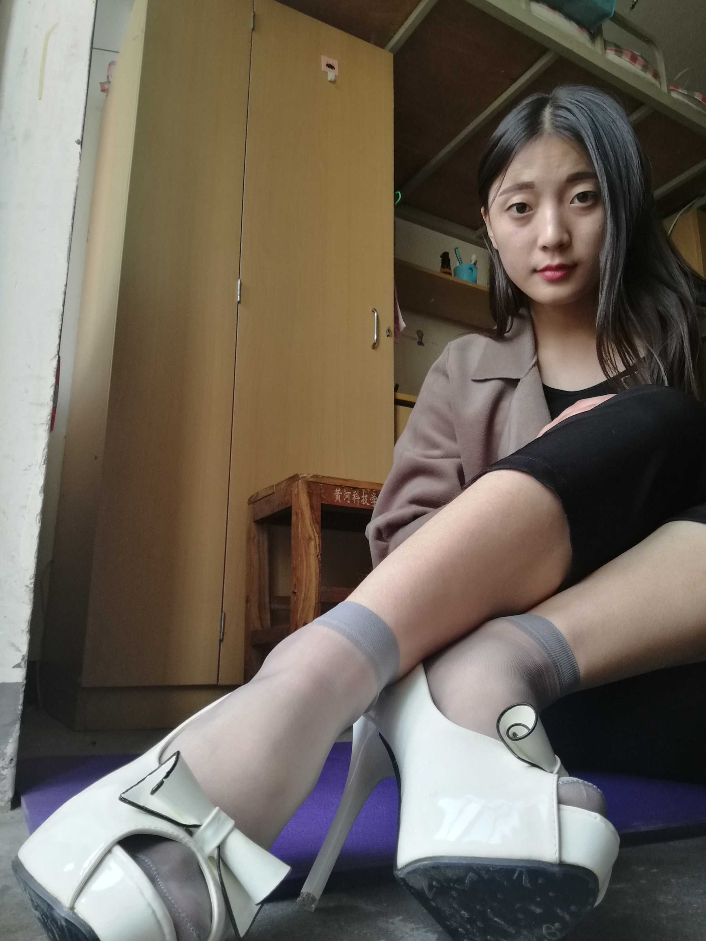 《大学宿舍越拍丝袜脚》作品图