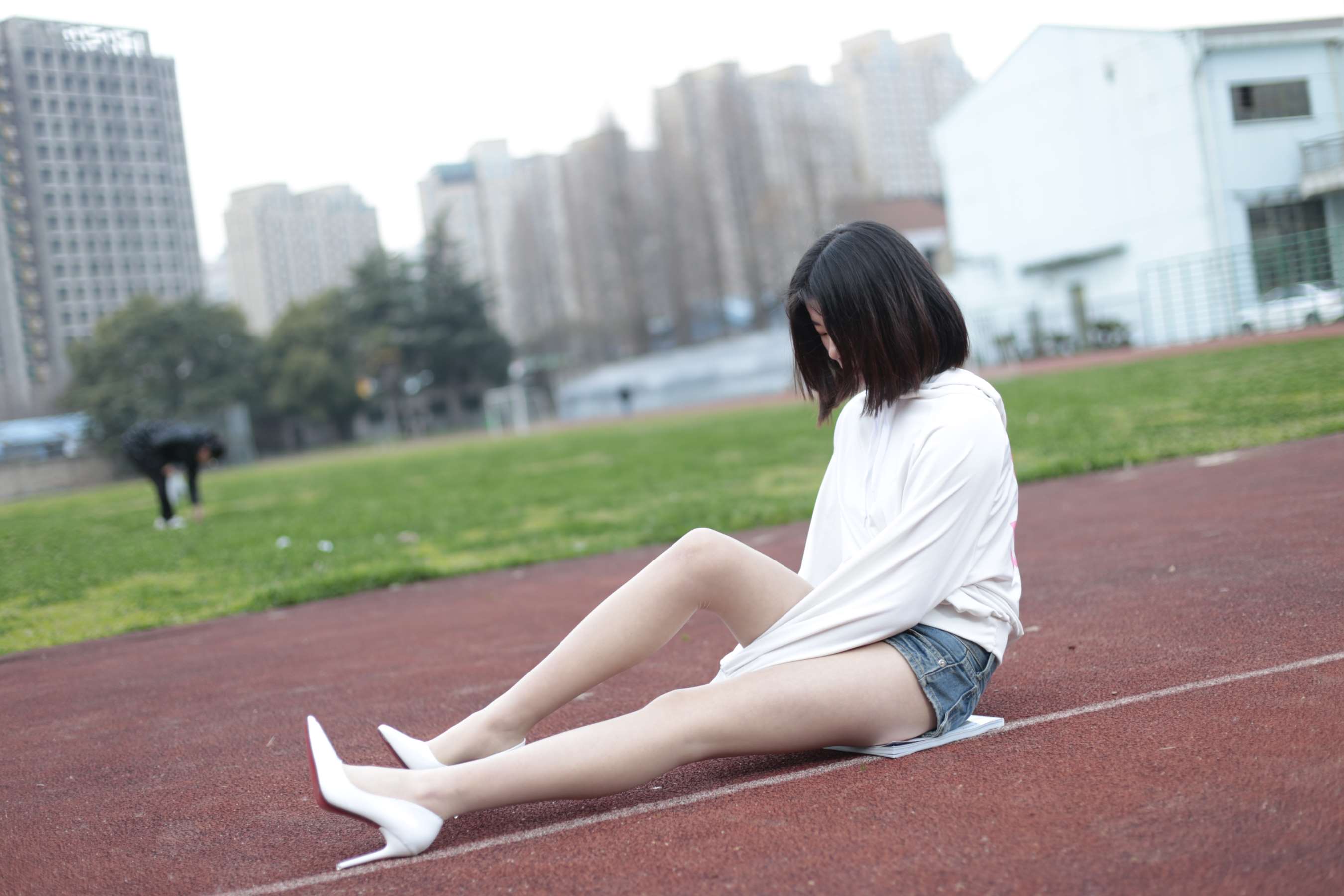 《喵璃-穿过运动场的青春气息》作品图