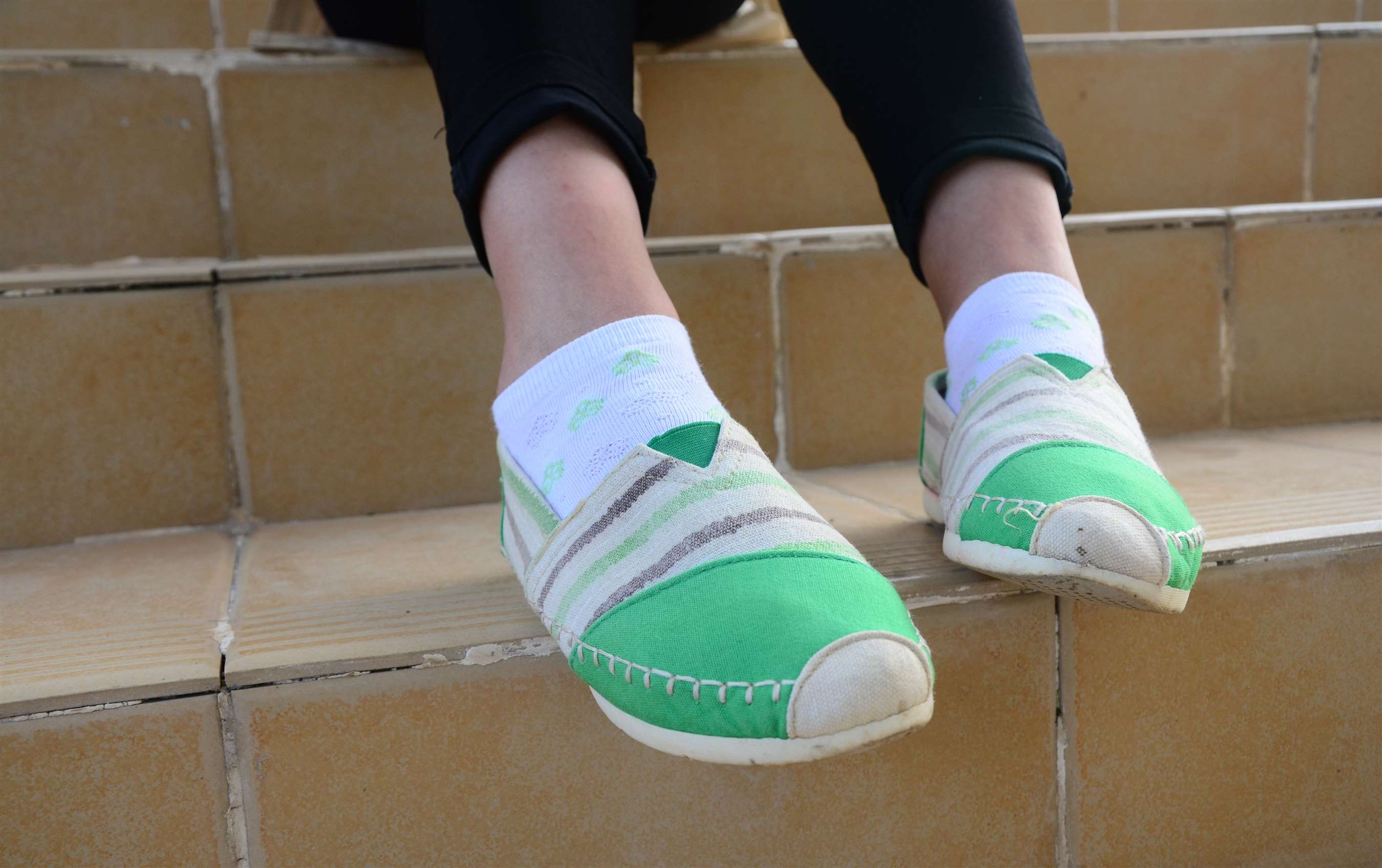 《教学楼里的布鞋の白棉袜脚》作品图