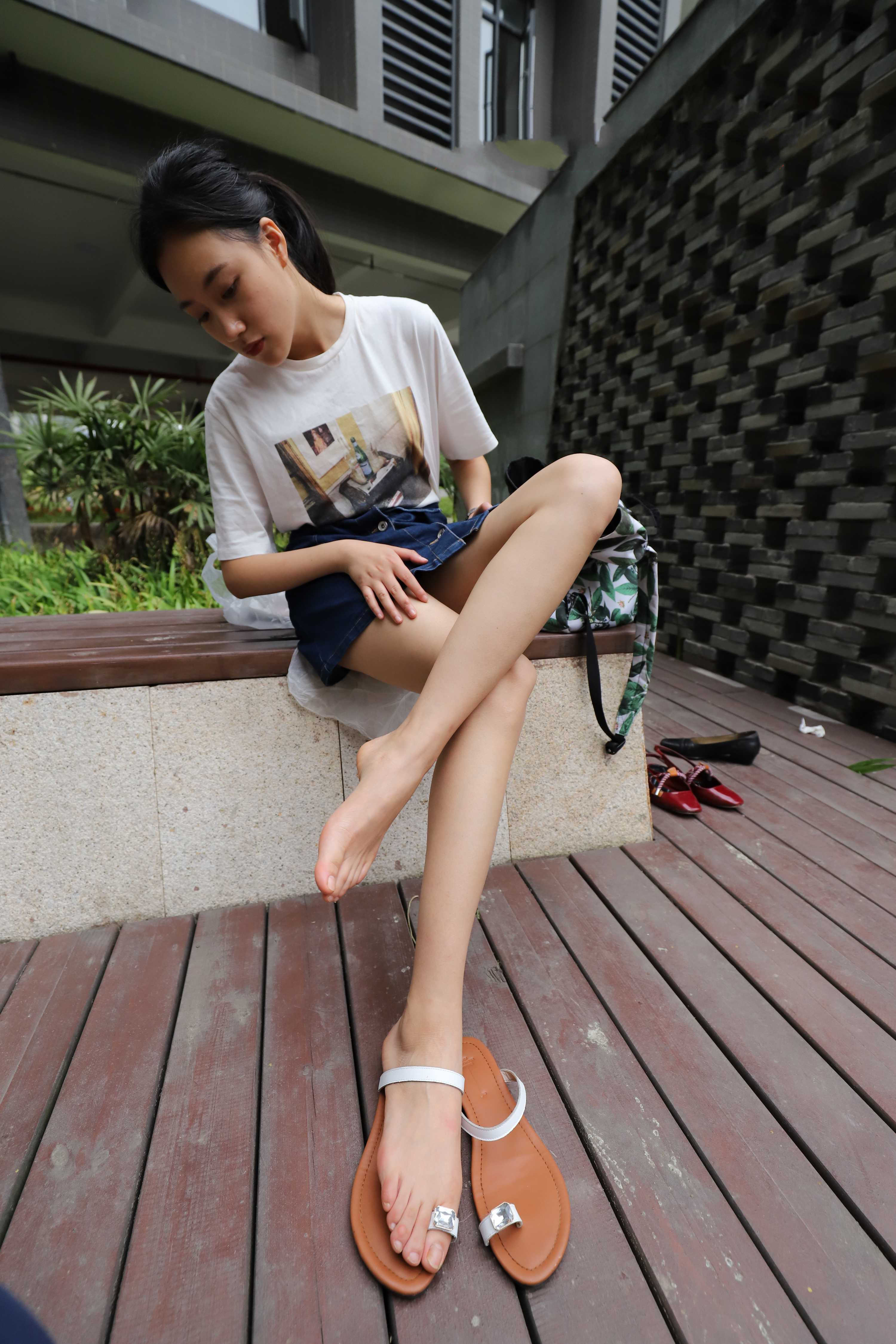 《大眼妹热裤裸足凉拖脚丫》作品图