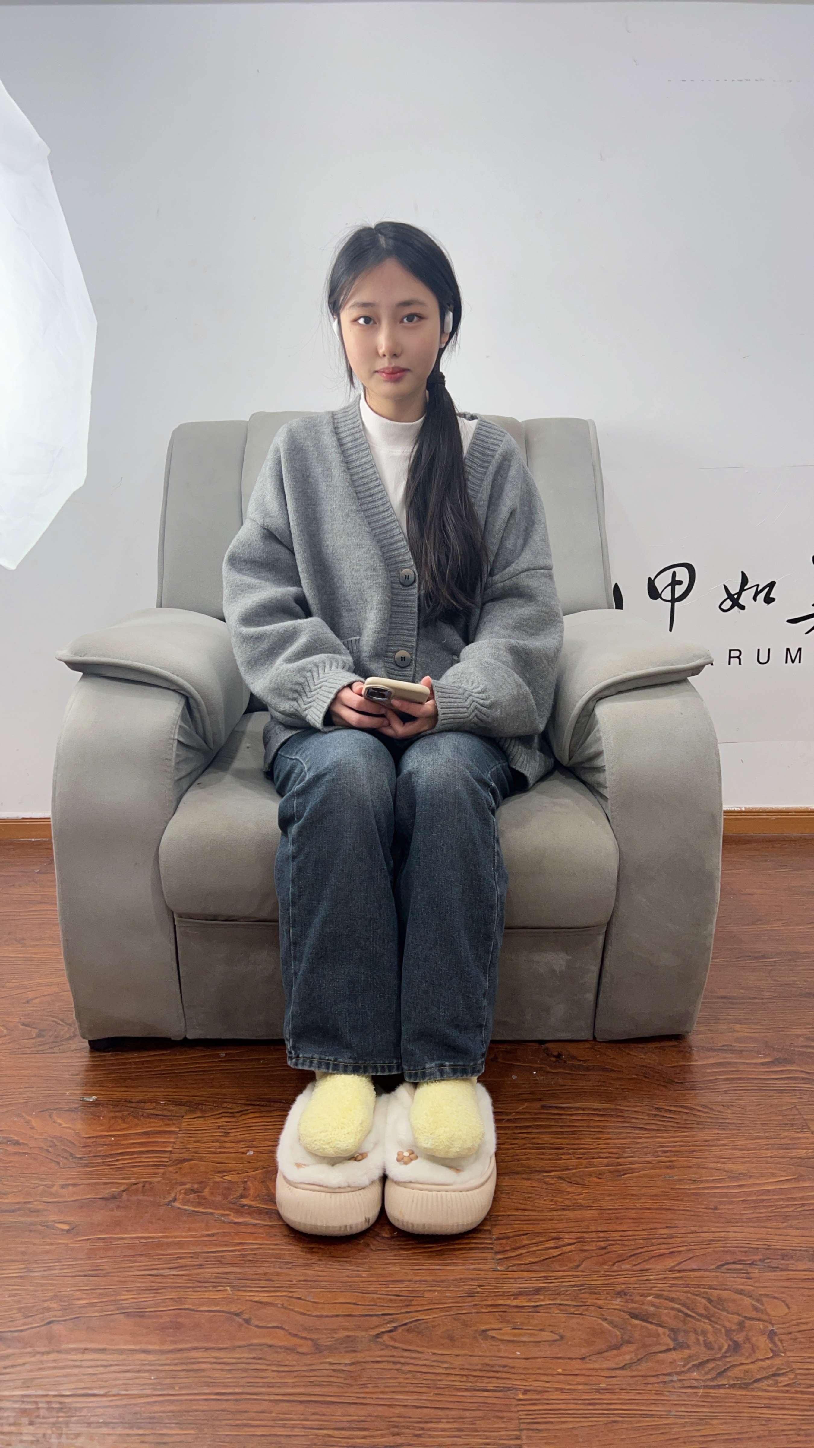 《牛仔少女脱毛毛鞋展嫩足》作品图