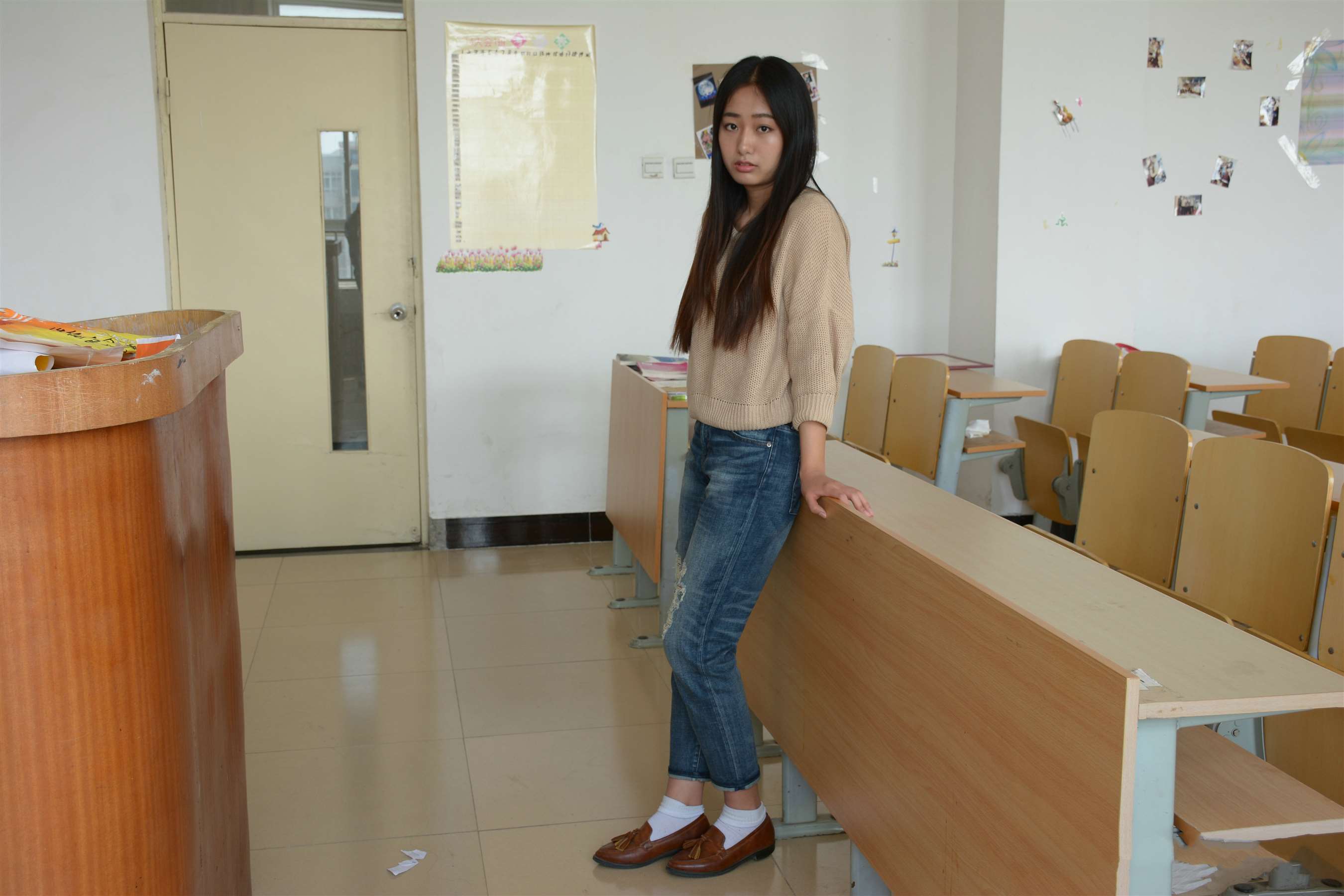 《大三女生原味白袜大臭脚》作品图