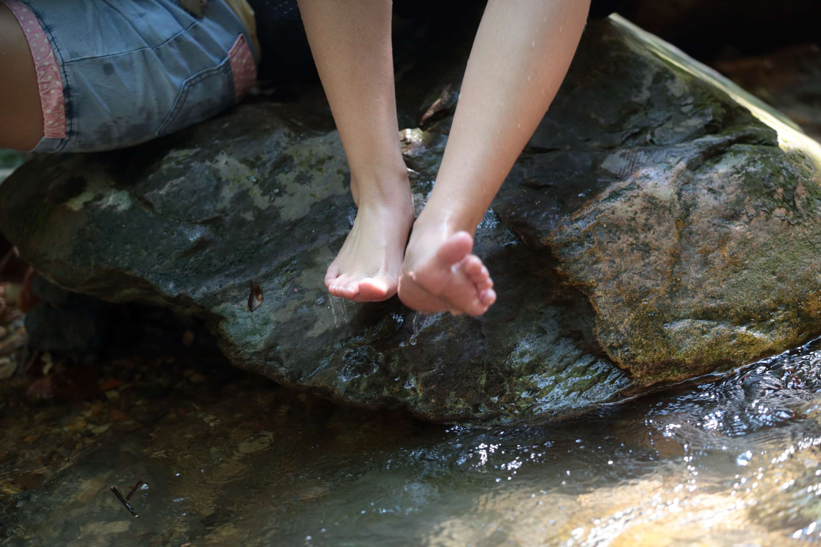 《两位青春可爱少女从鞋袜脱出玉足》作品图