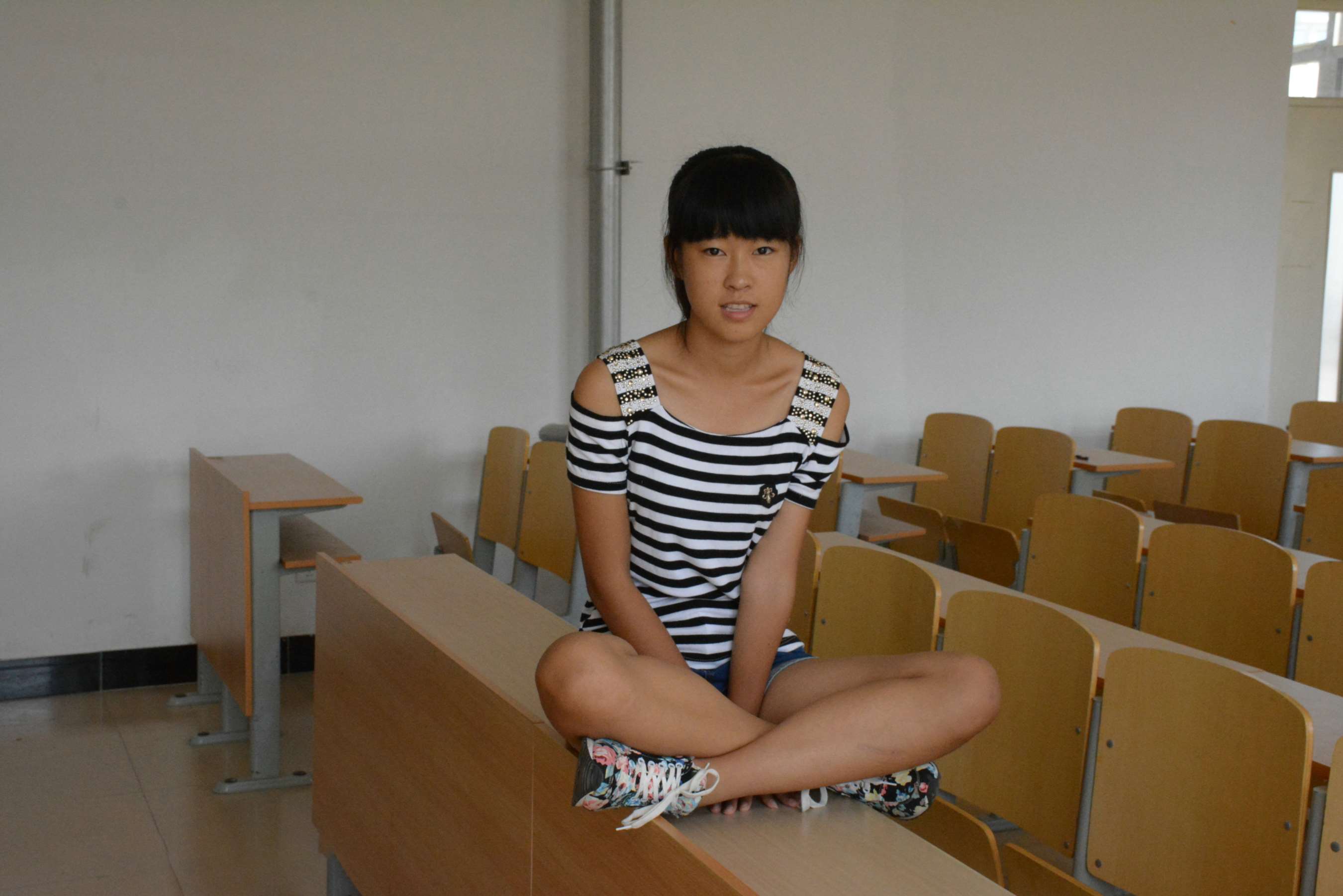 《佳佳教室热裤の棉袜脚丫》作品图