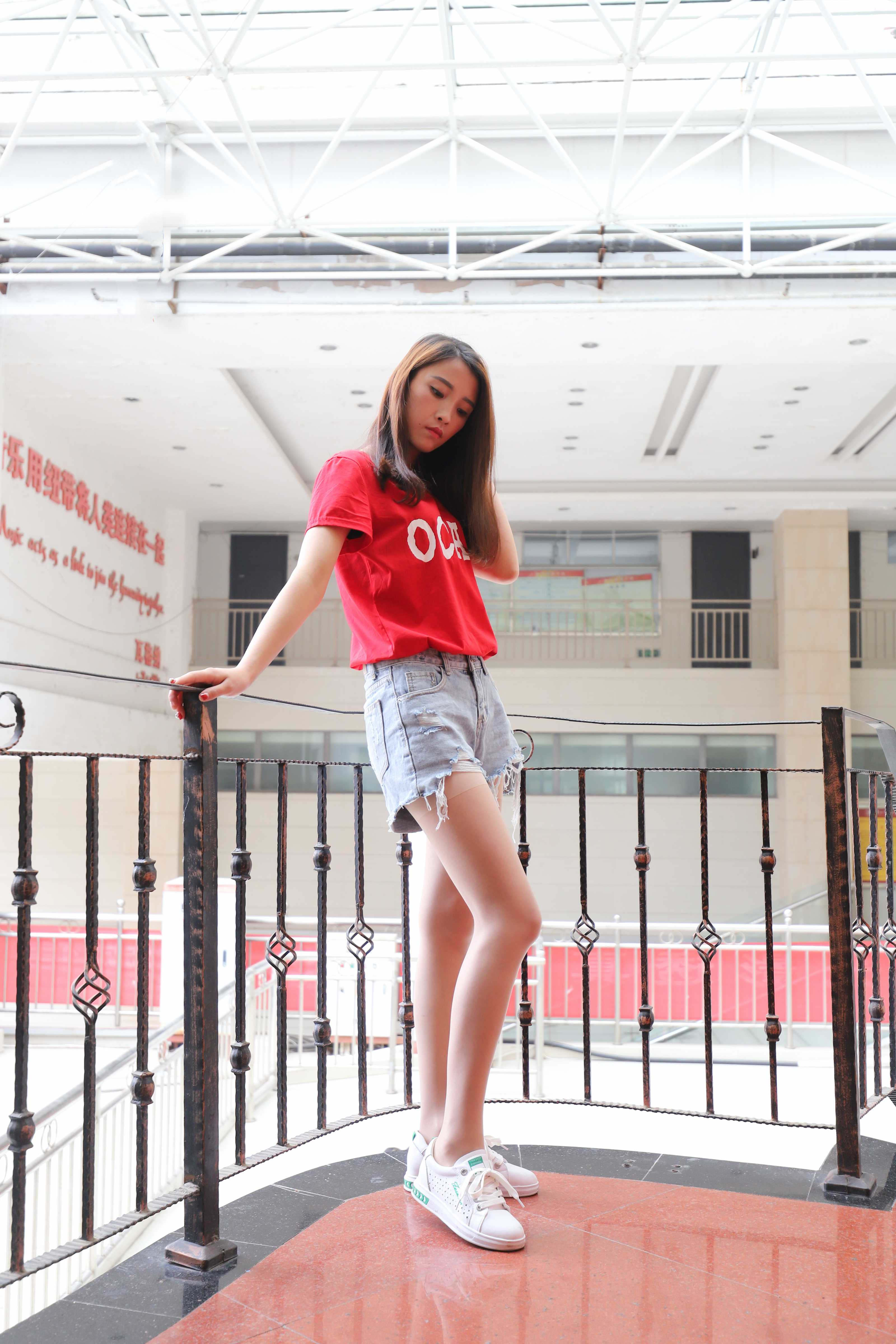 《学妹热裤长丝袜脚》作品图