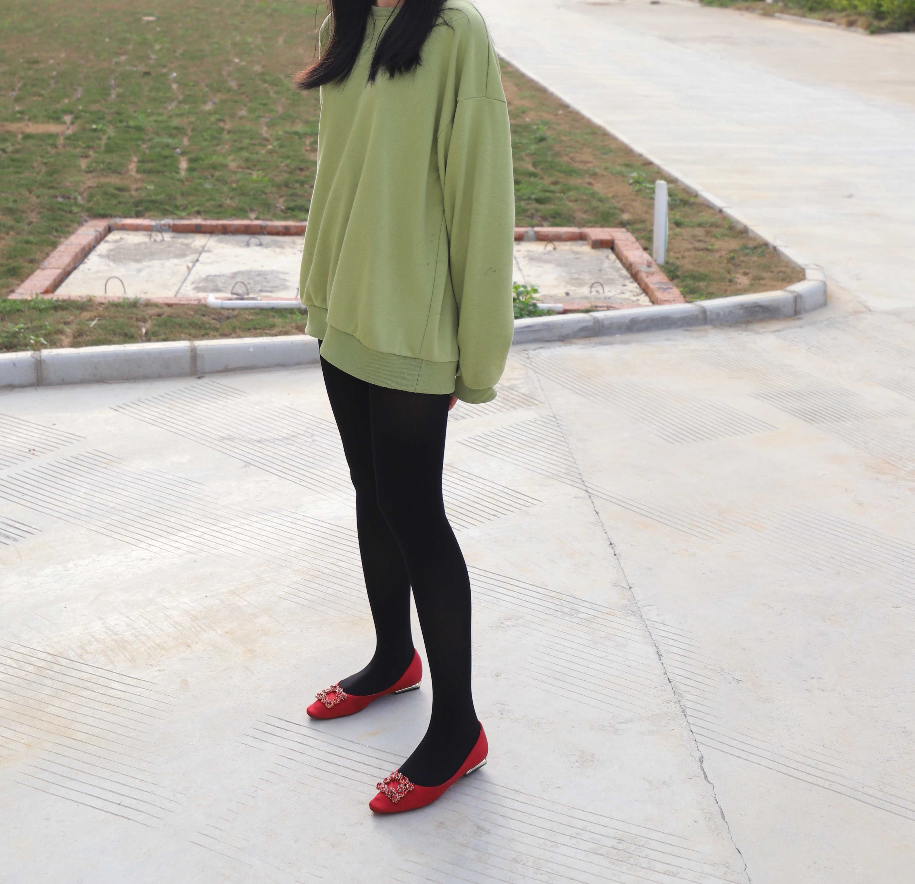 《学妹红鞋の黑丝脚丫》作品图