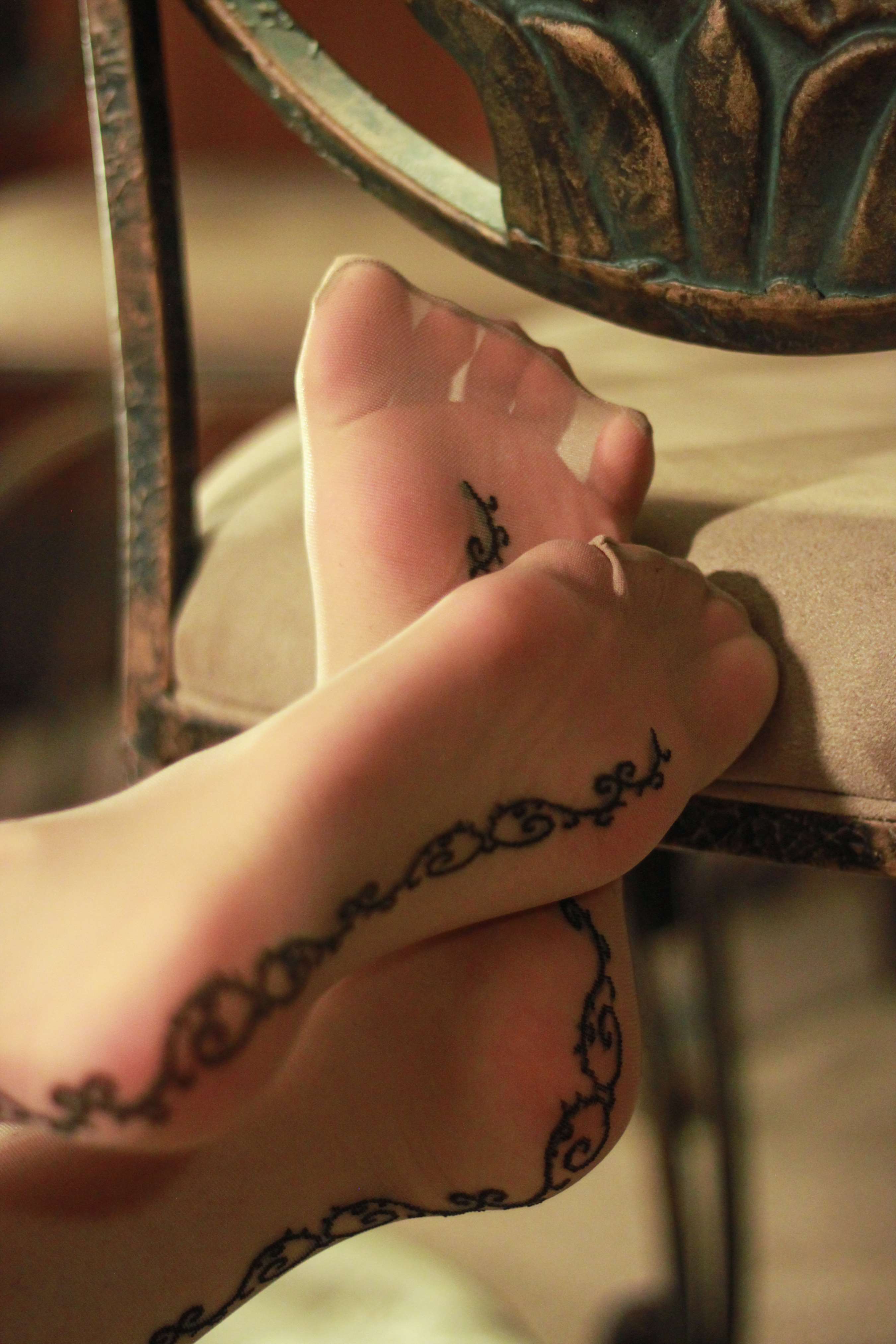 《Pink French Pedi in Nylons》作品图