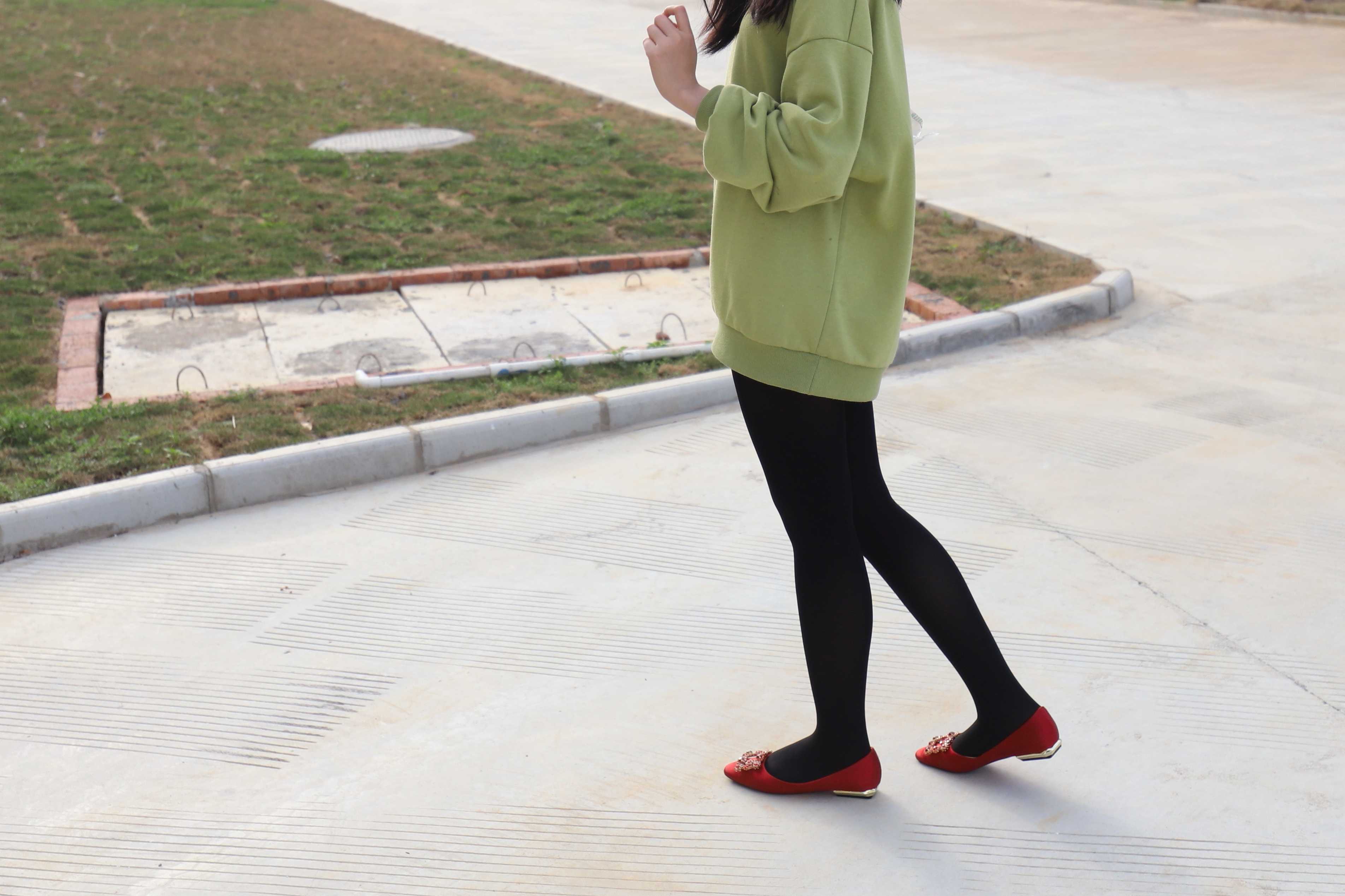 《学妹红鞋の黑丝脚丫》作品图