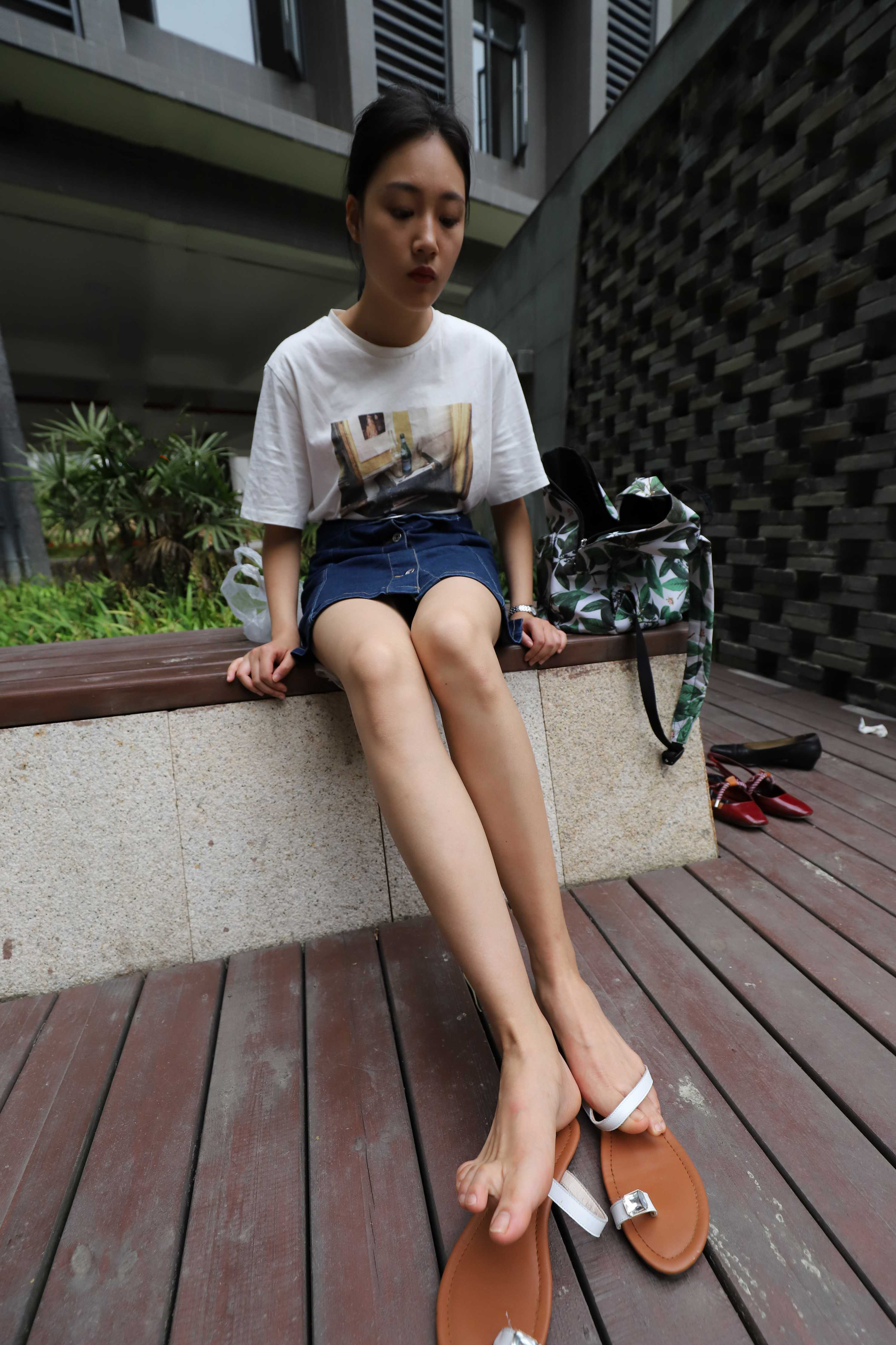 《大眼妹热裤裸足凉拖脚丫》作品图