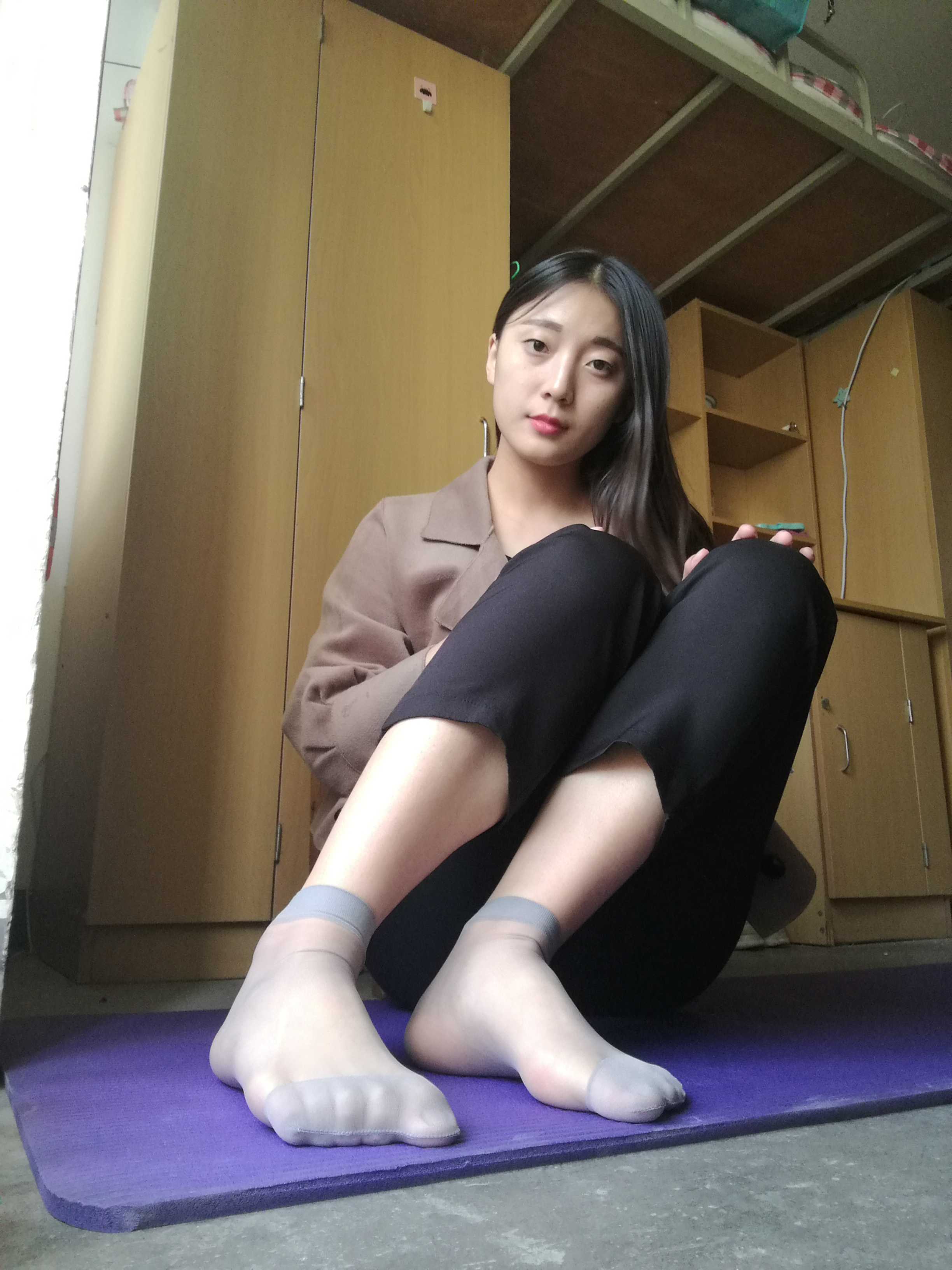 《大学宿舍越拍丝袜脚》作品图