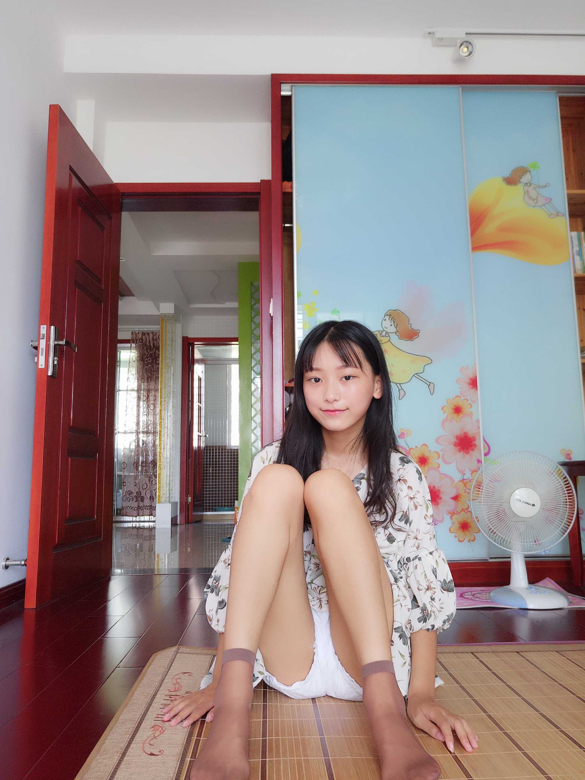 《萌妹子蓓蓓肉丝赤足》作品图