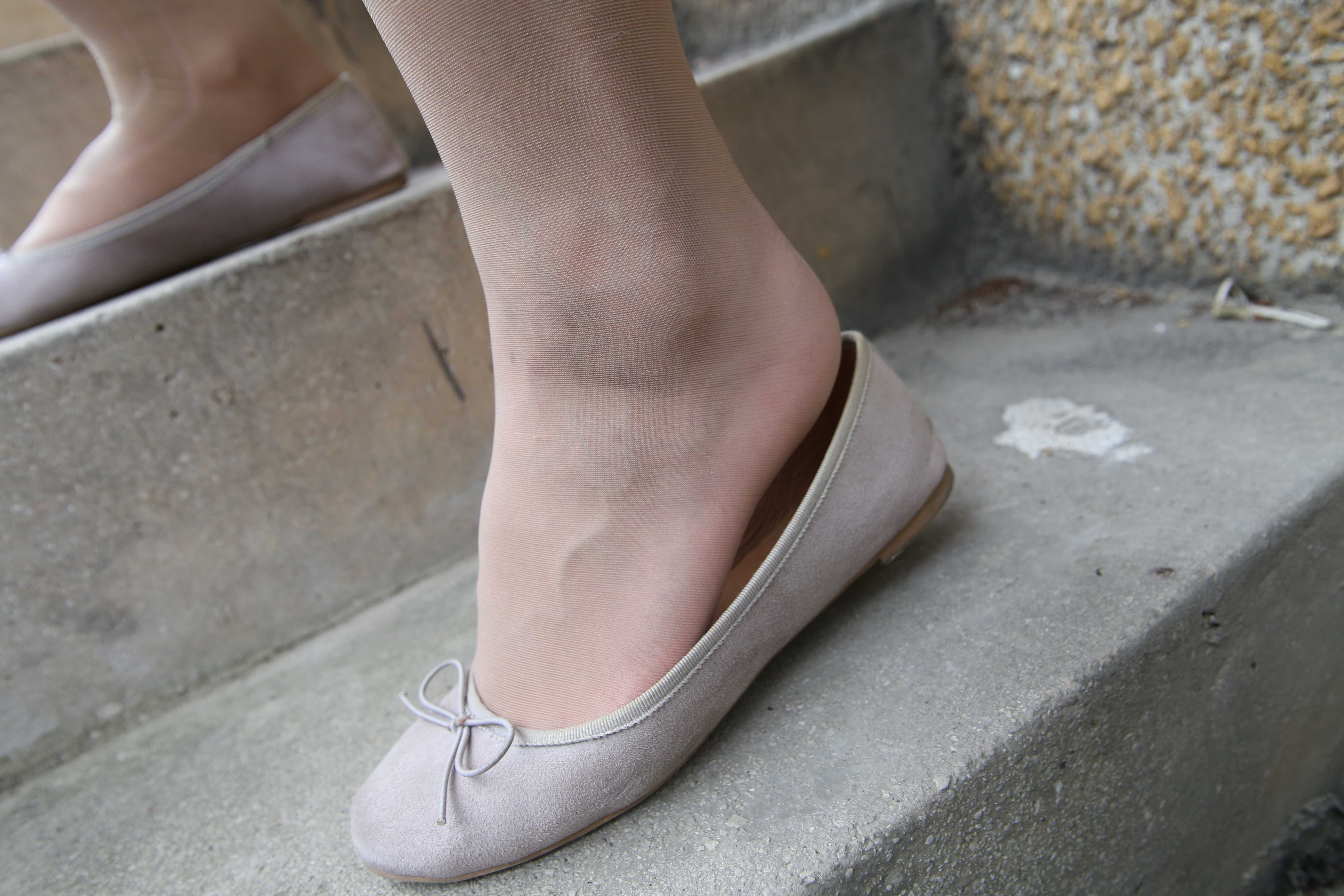 《连衣裙肉丝袜脱穿全过程》作品图