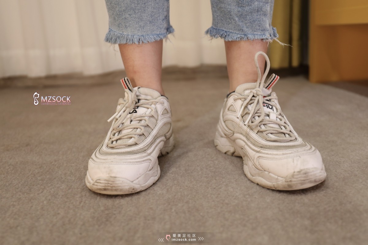 《牛仔裤下的美眉》作品图