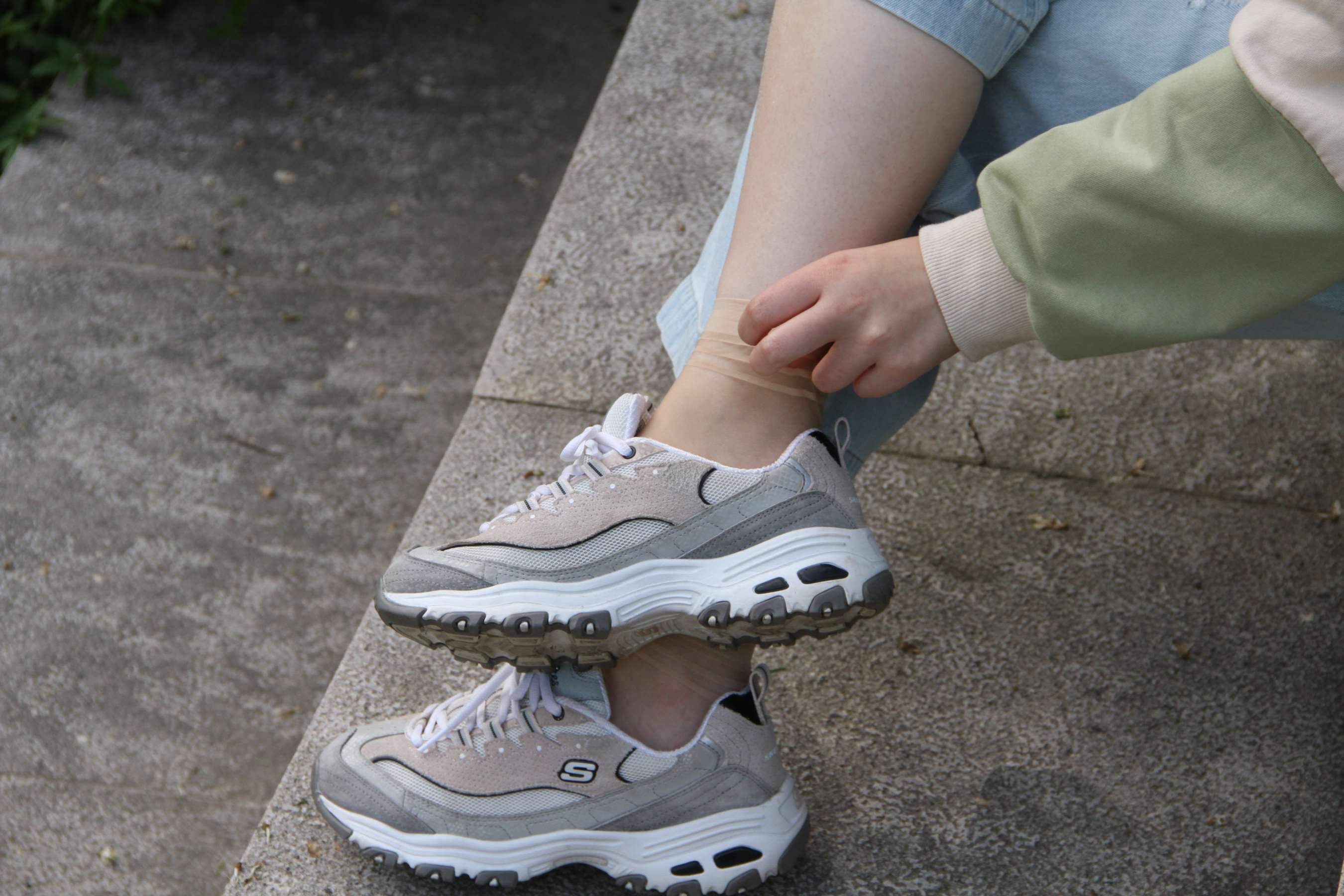 《眼镜小师妹校园展短丝足》作品图