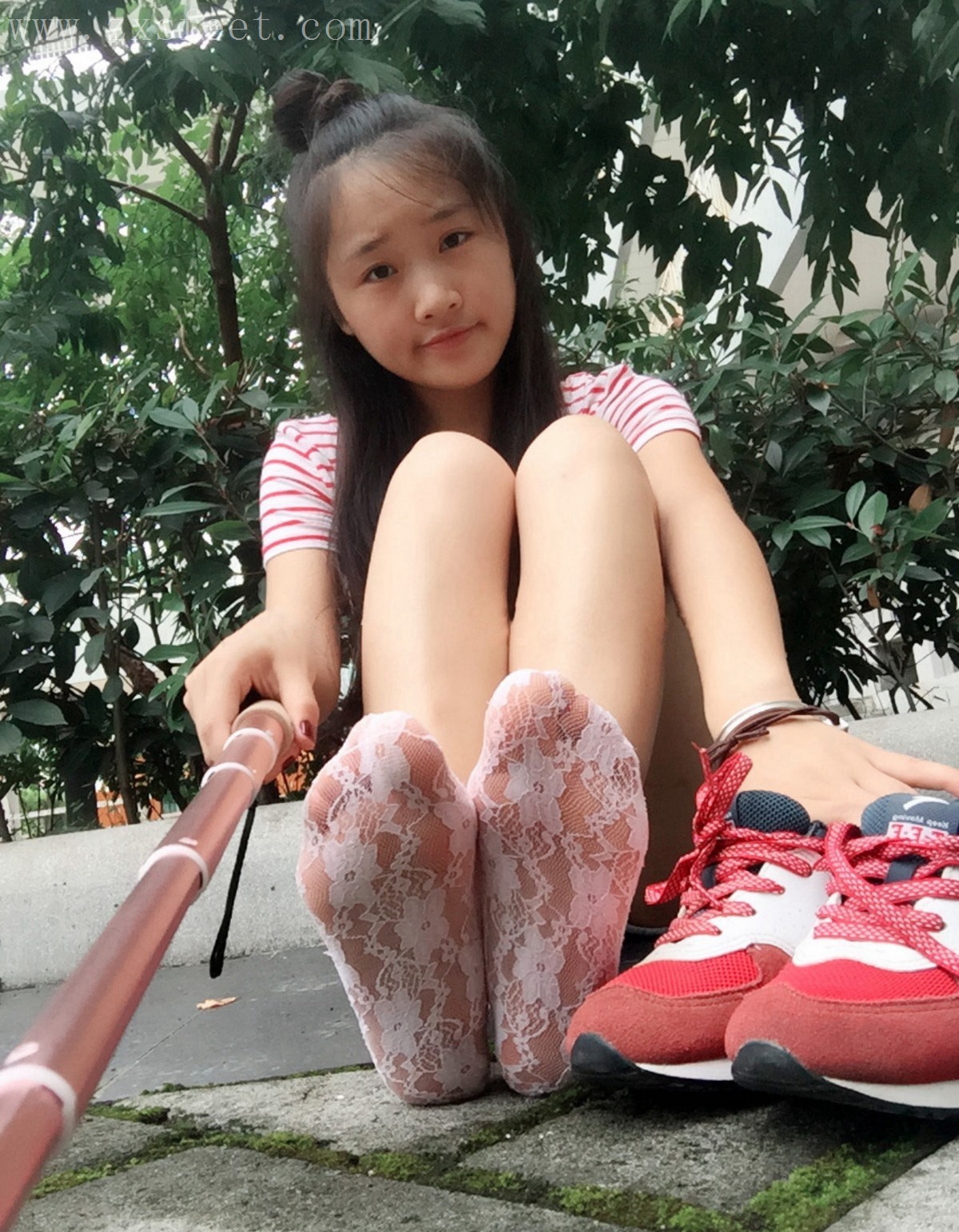 《夏季街边的自拍》作品图