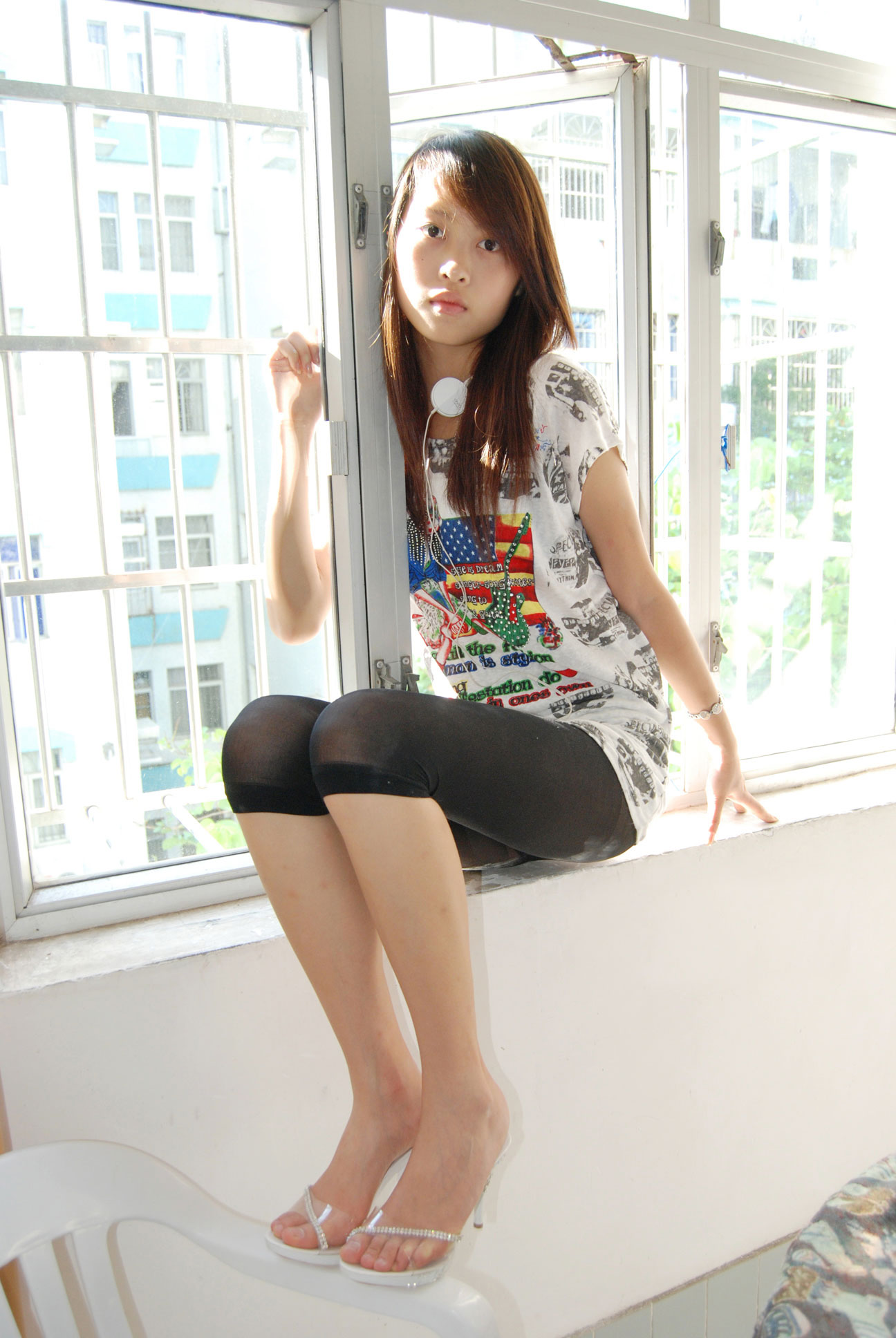 《嫩足挑高跟》作品图