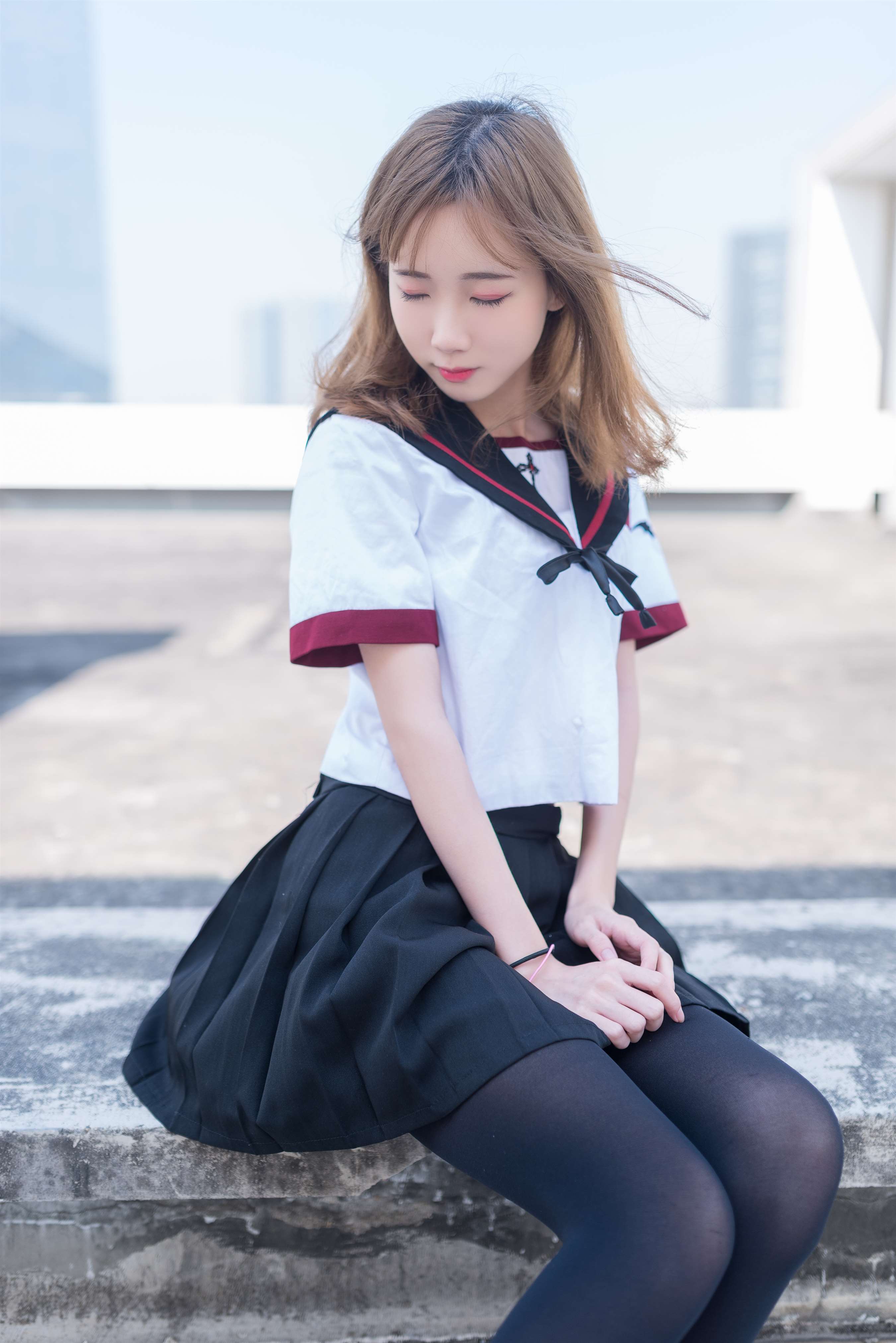 《天台制服の黑丝脚丫》作品图