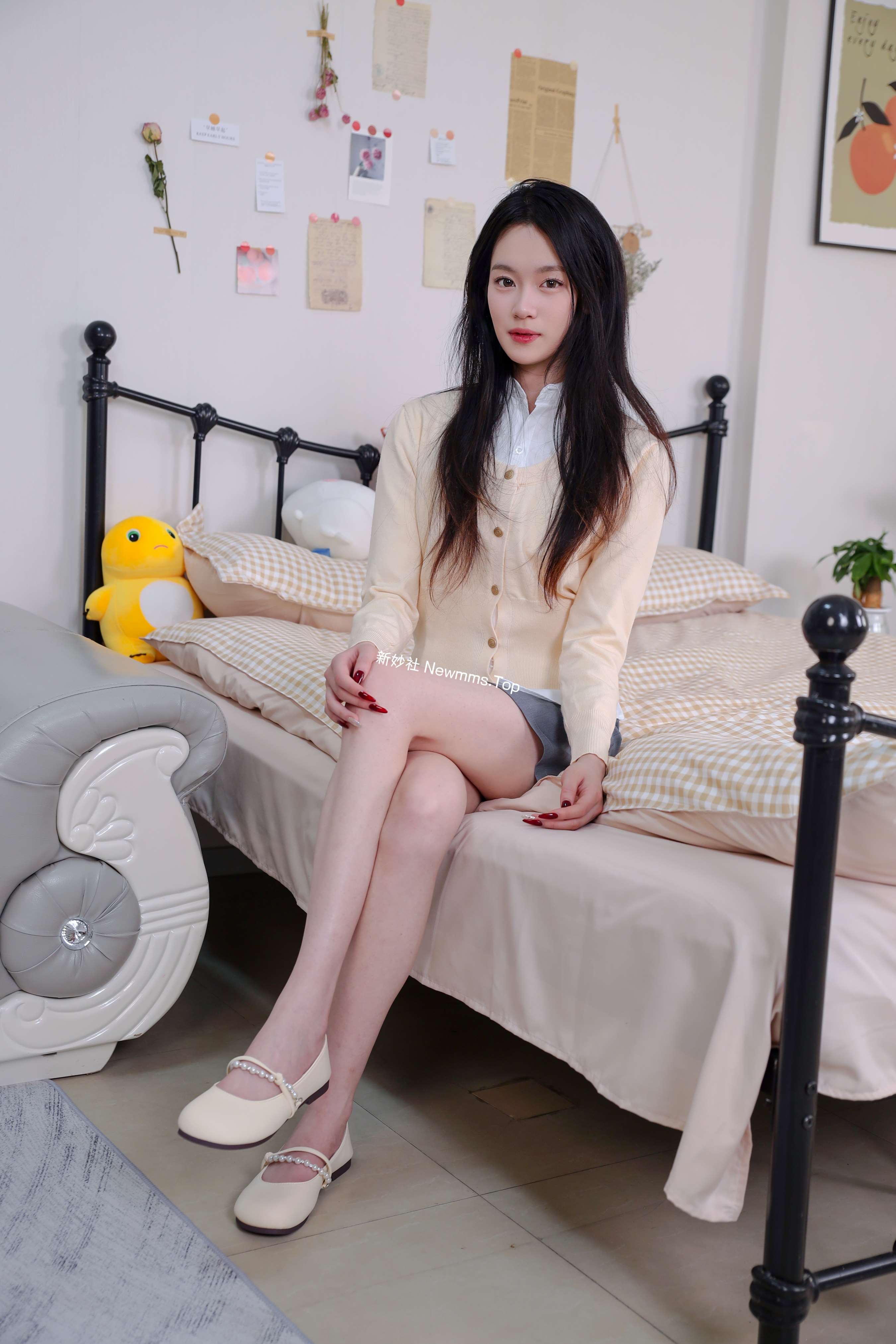 《小艺 学院风刨衫棉袜の嫩足》作品图