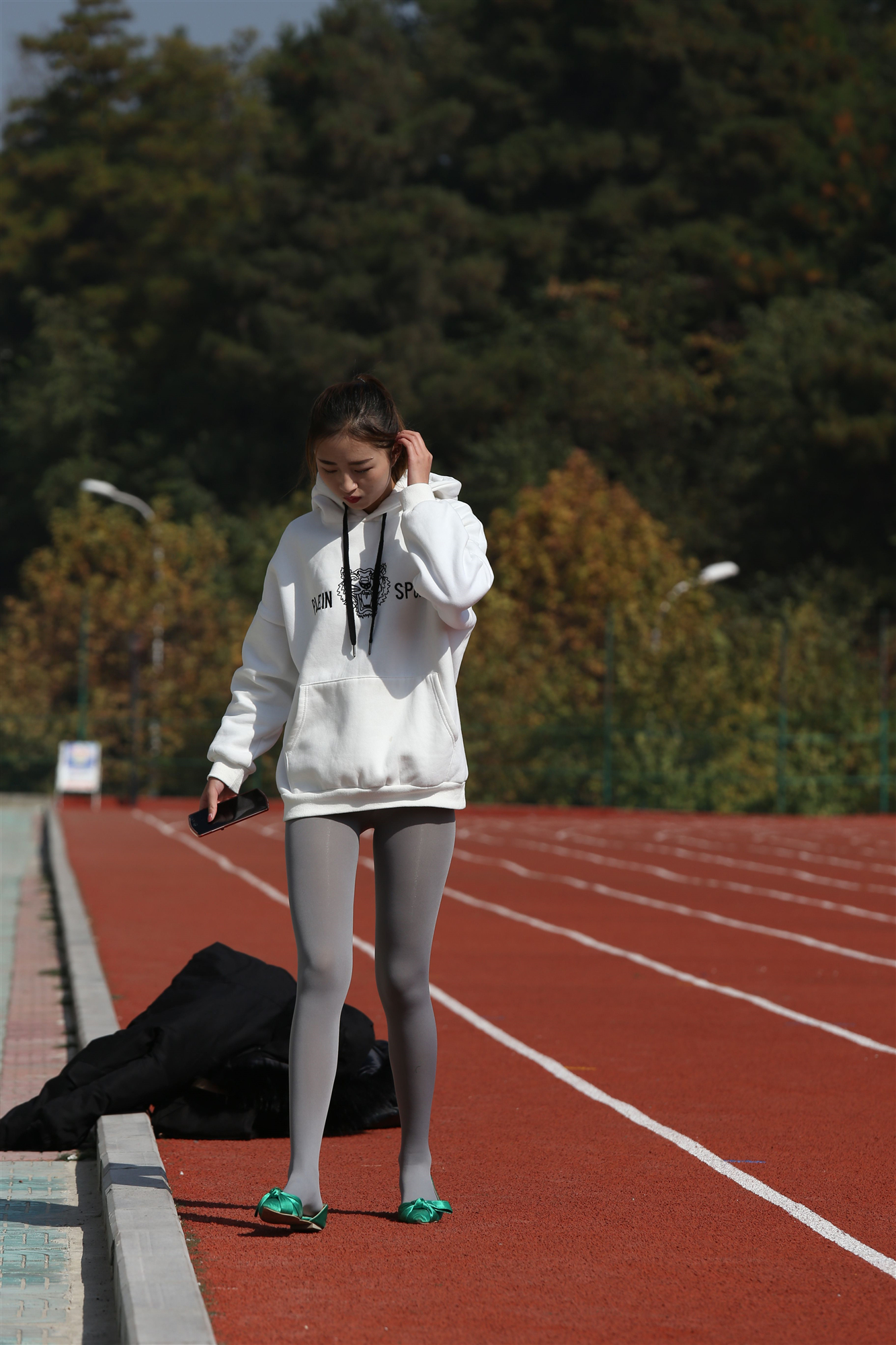 《学妹操场灰丝长腿脚丫》作品图