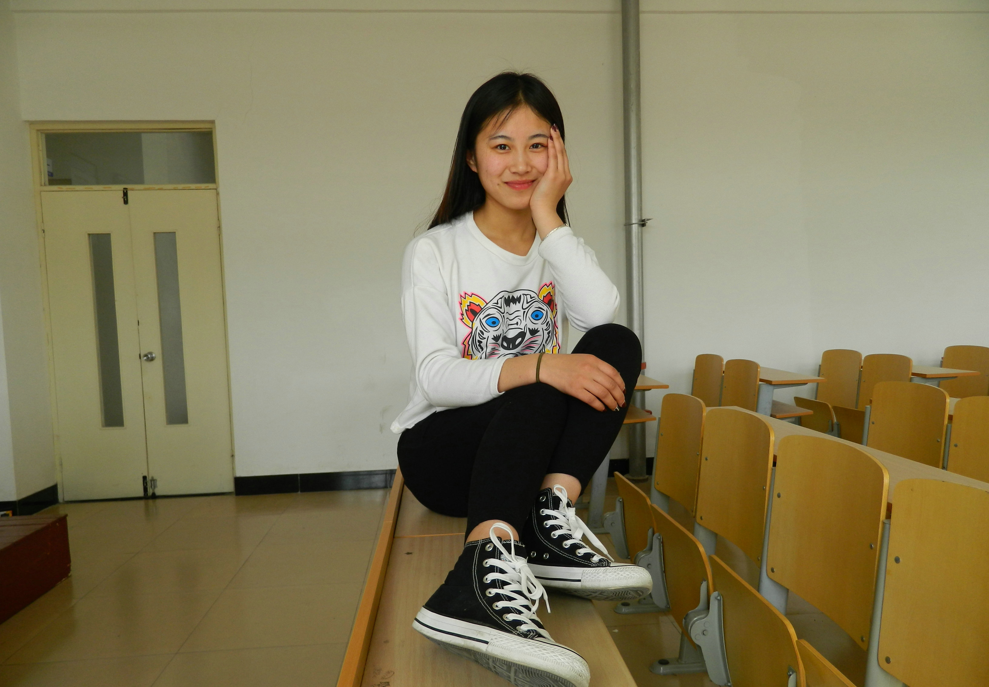 《学妹璐璐教室帆布鞋裸足》作品图