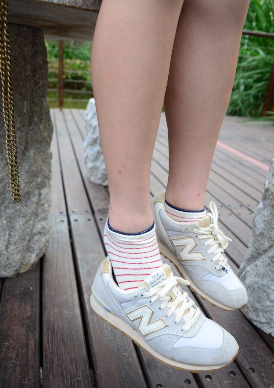 《公园石台上鲜嫩妹子》作品图