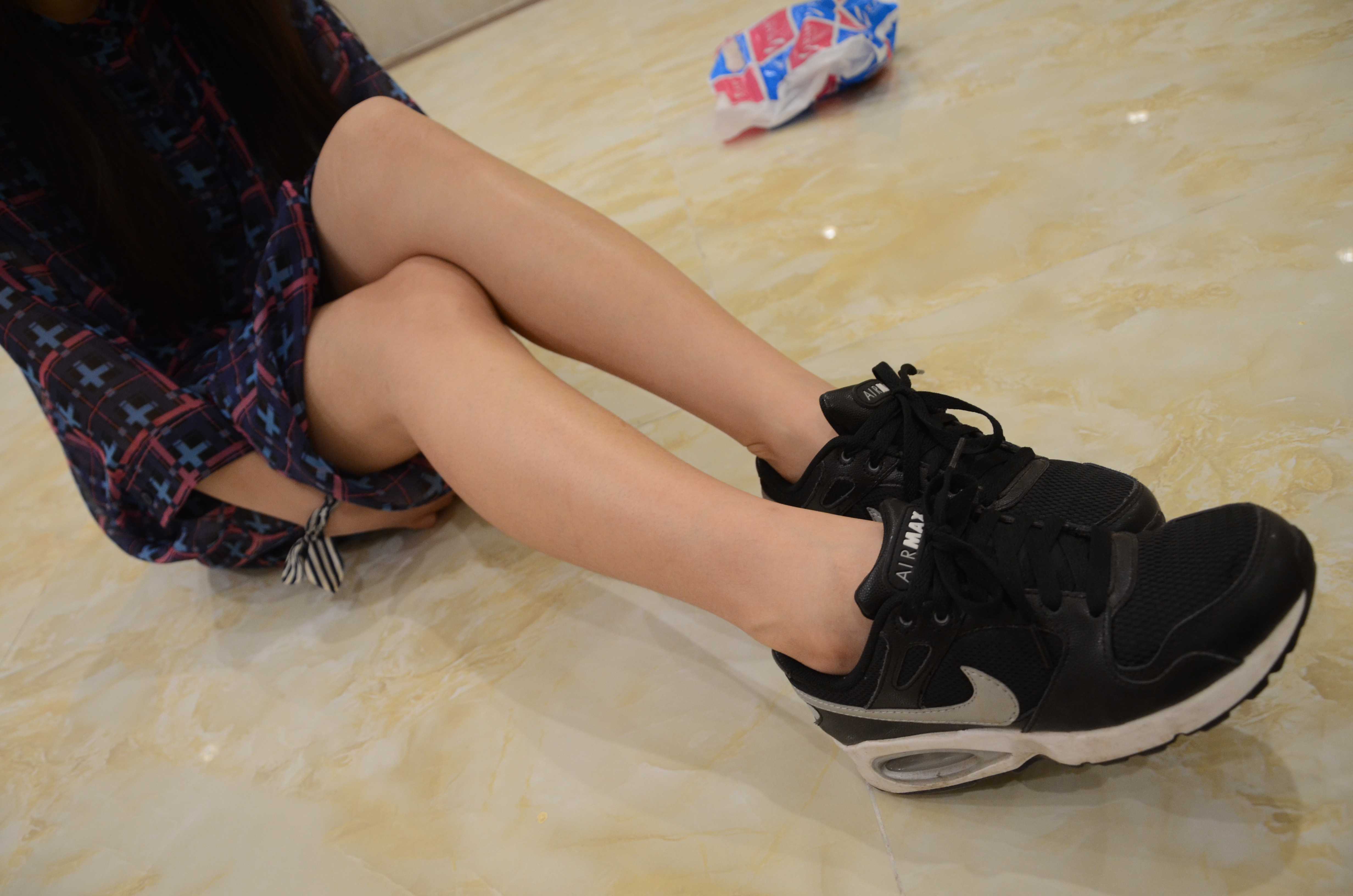 《学妹嫩脚船袜》作品图