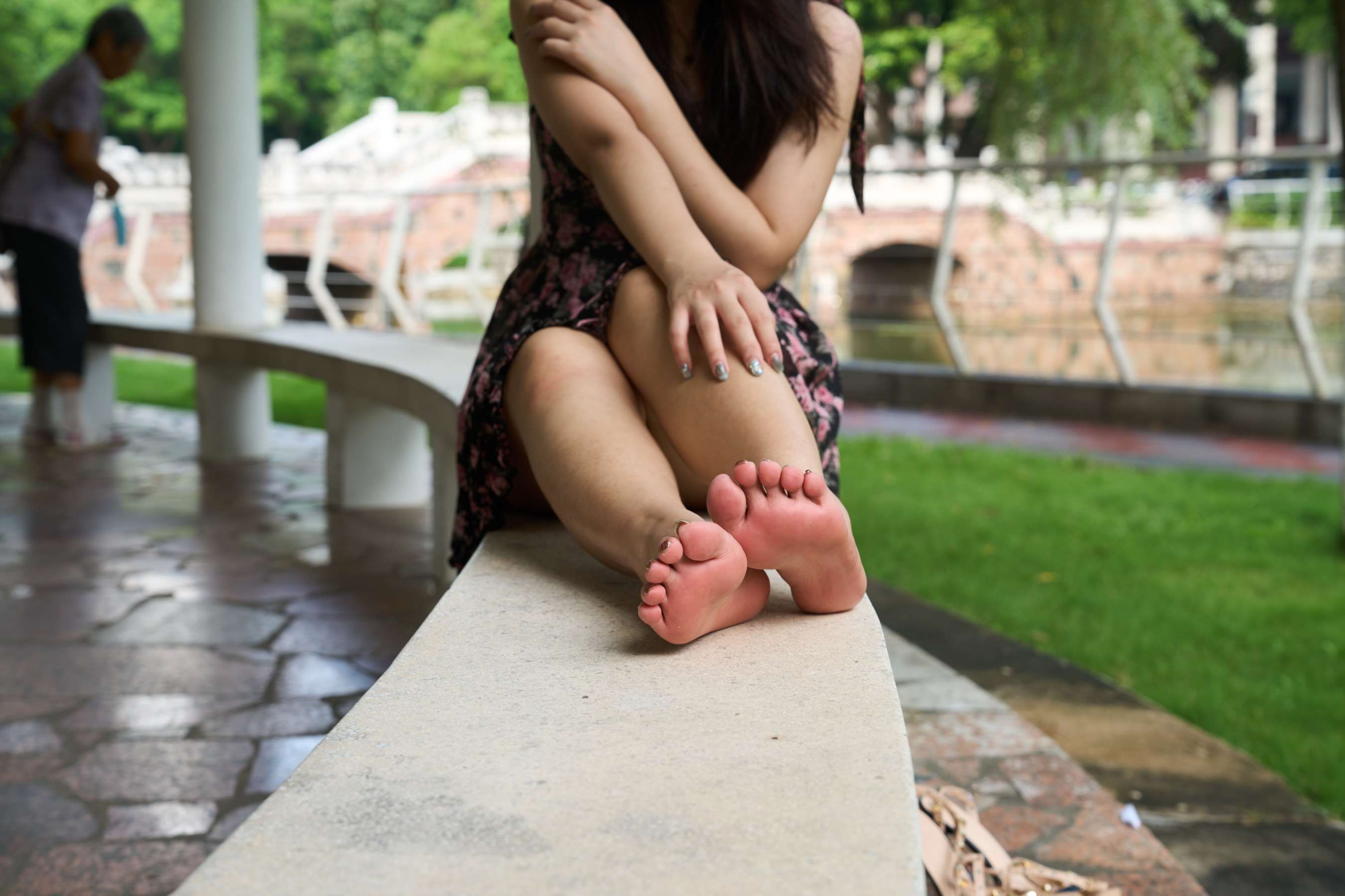 《小网红寒寒校园小清新花裙秀嫩足》作品图