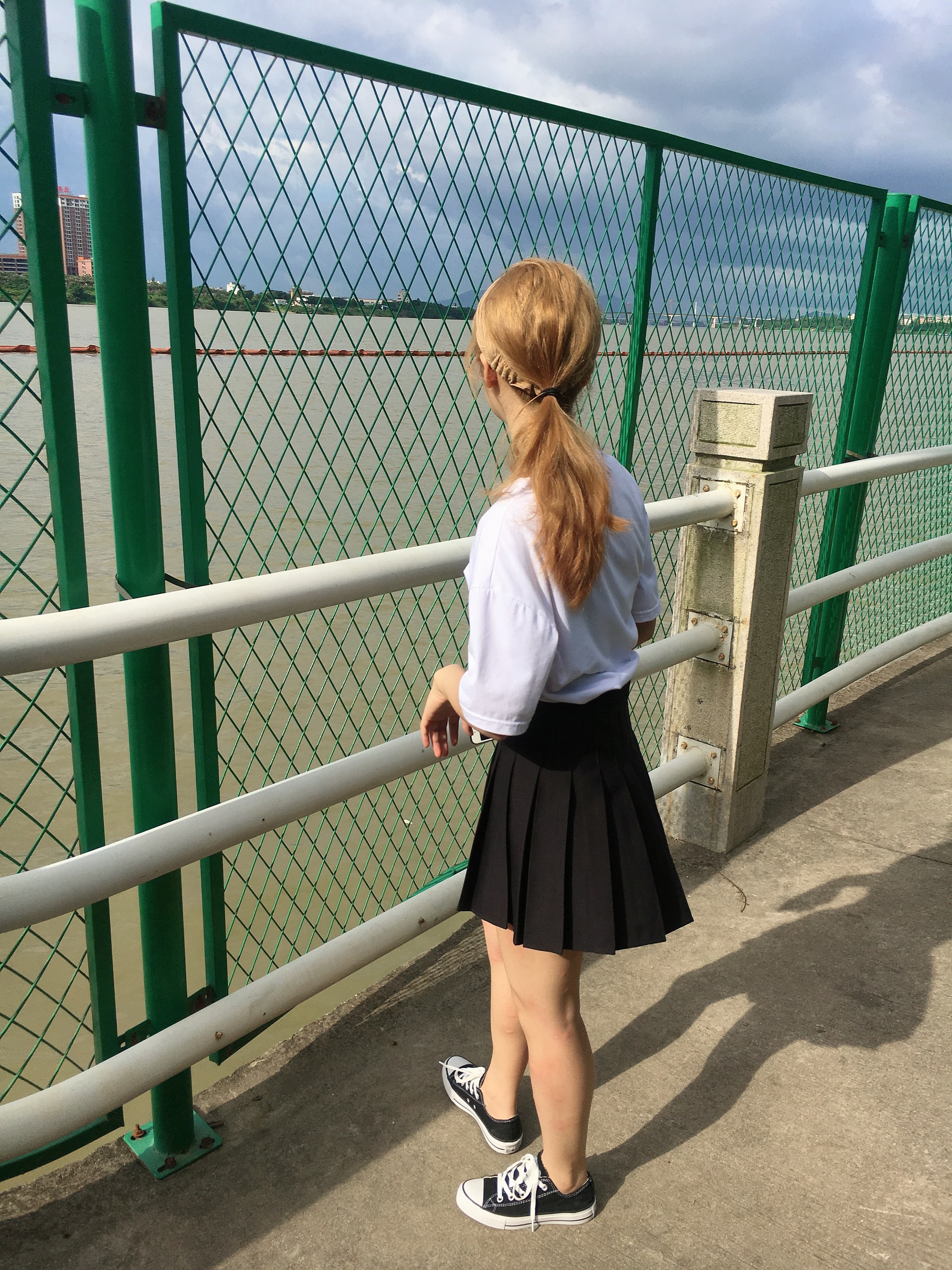 《裸足穿帆布鞋》作品图