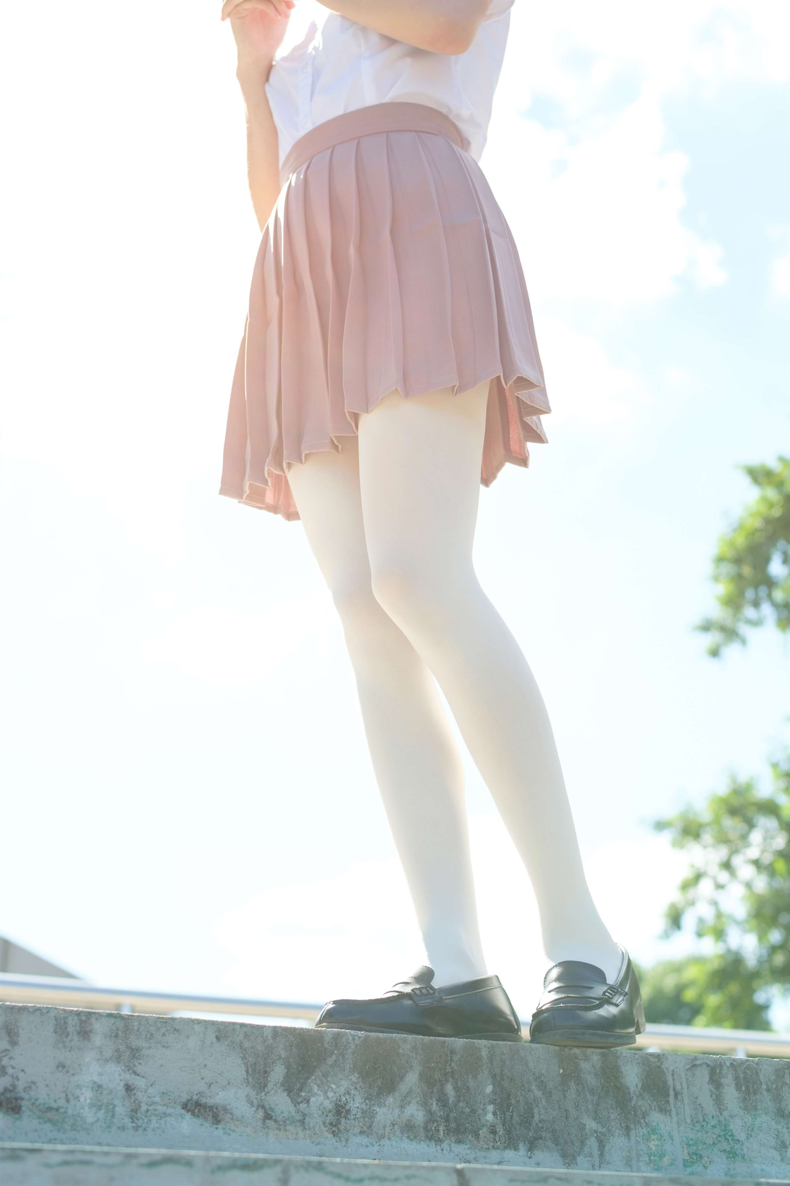 《操场上的白丝脚丫》作品图