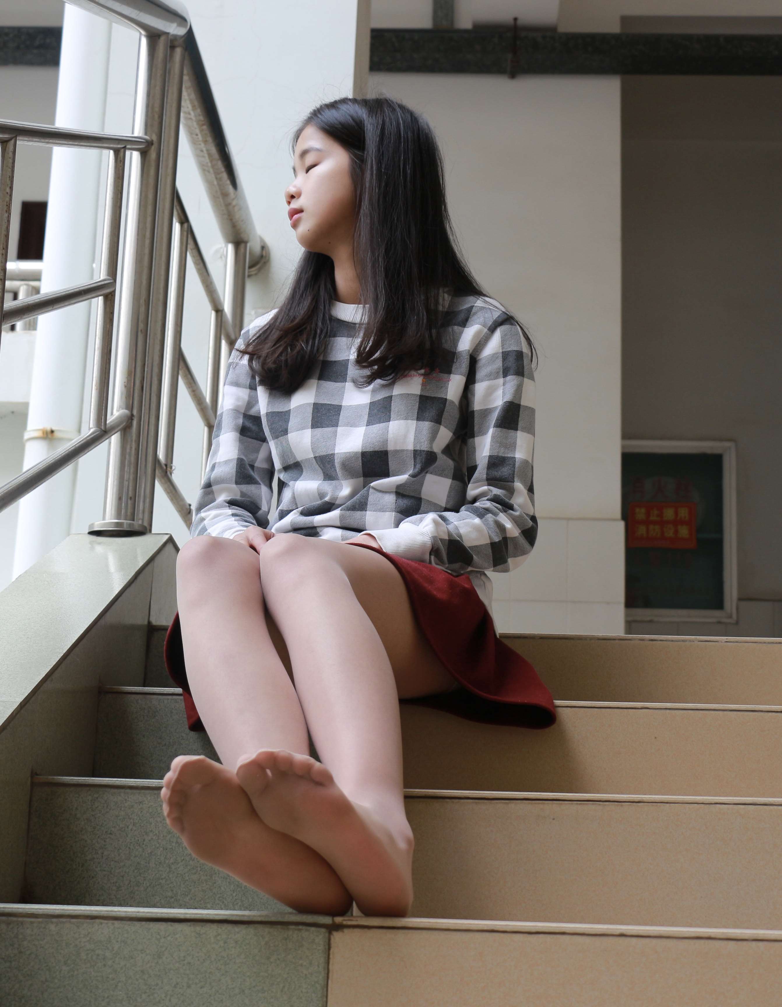 《红裙丝足》作品图