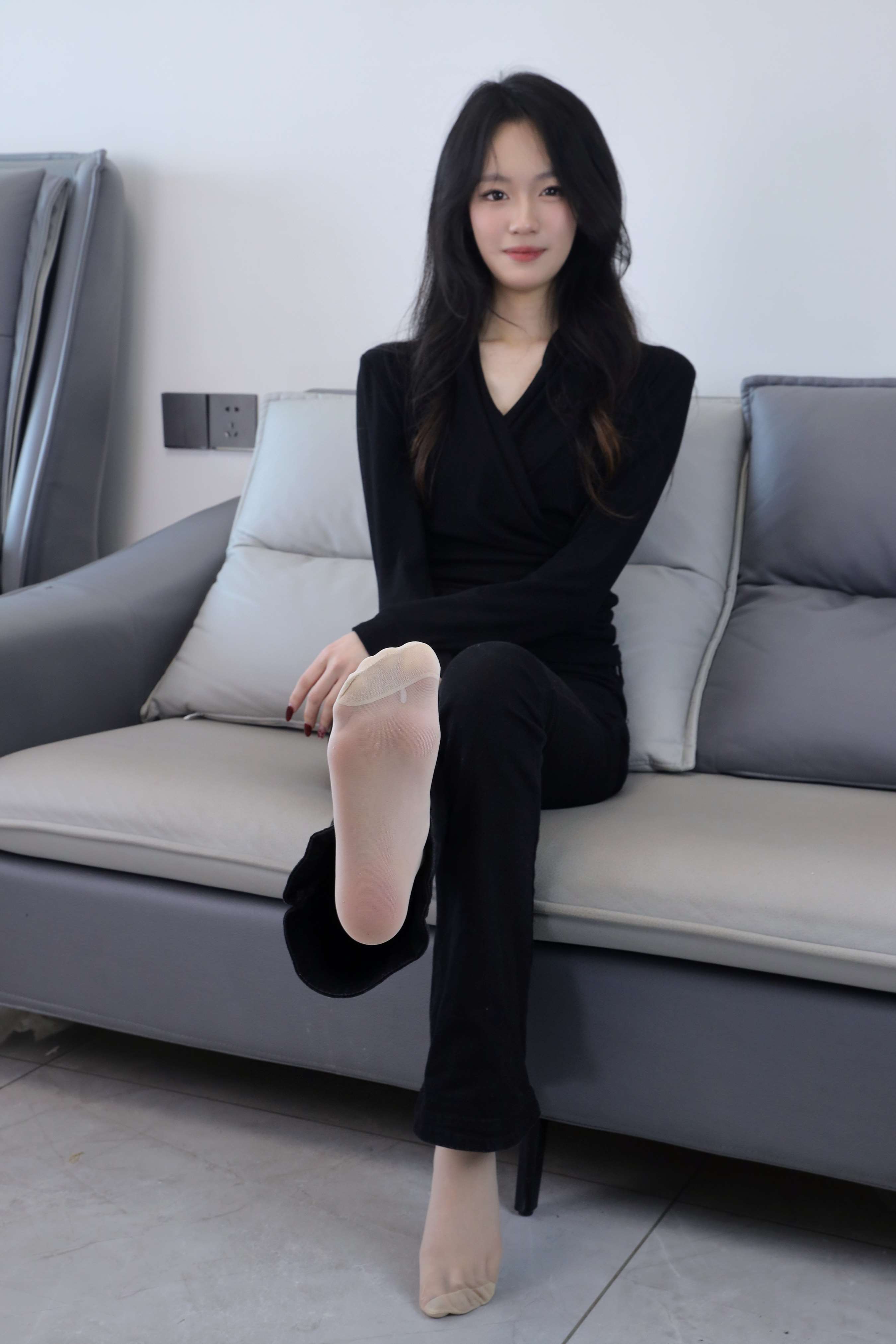 《小艺-黑色休闲の丝足、赤足》作品图